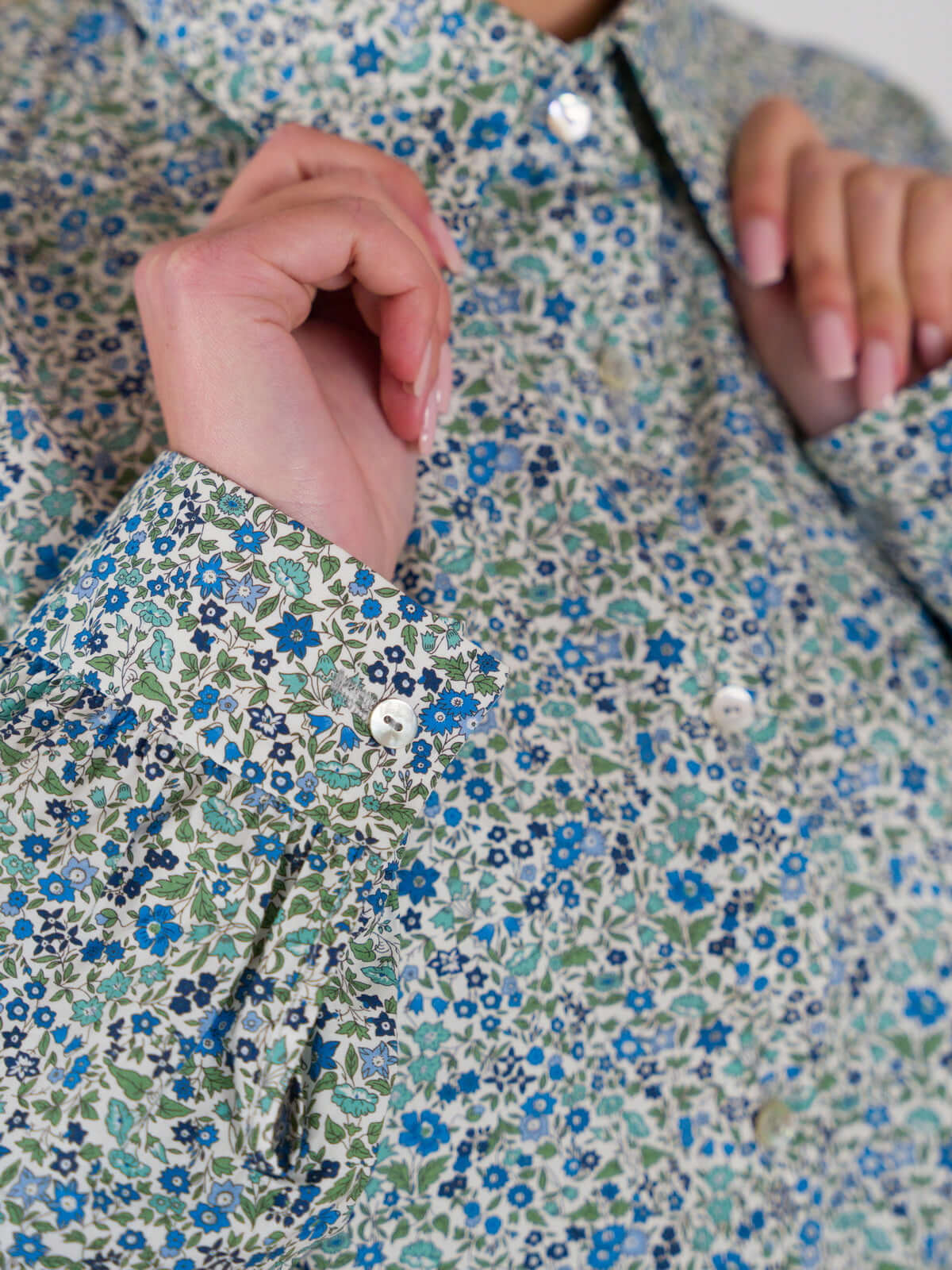 Camicia in Cotone Liberty — fiori blu | Floralia