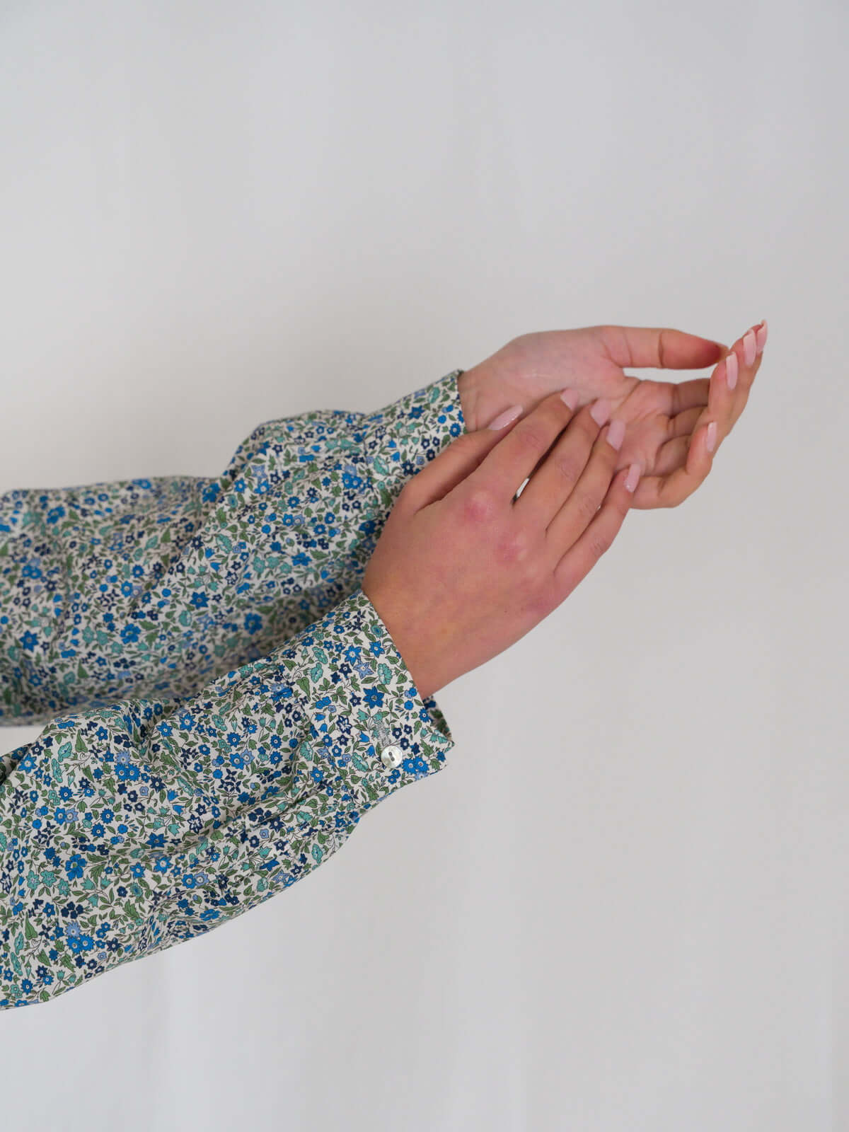 Camicia in Cotone Liberty — fiori blu | Floralia