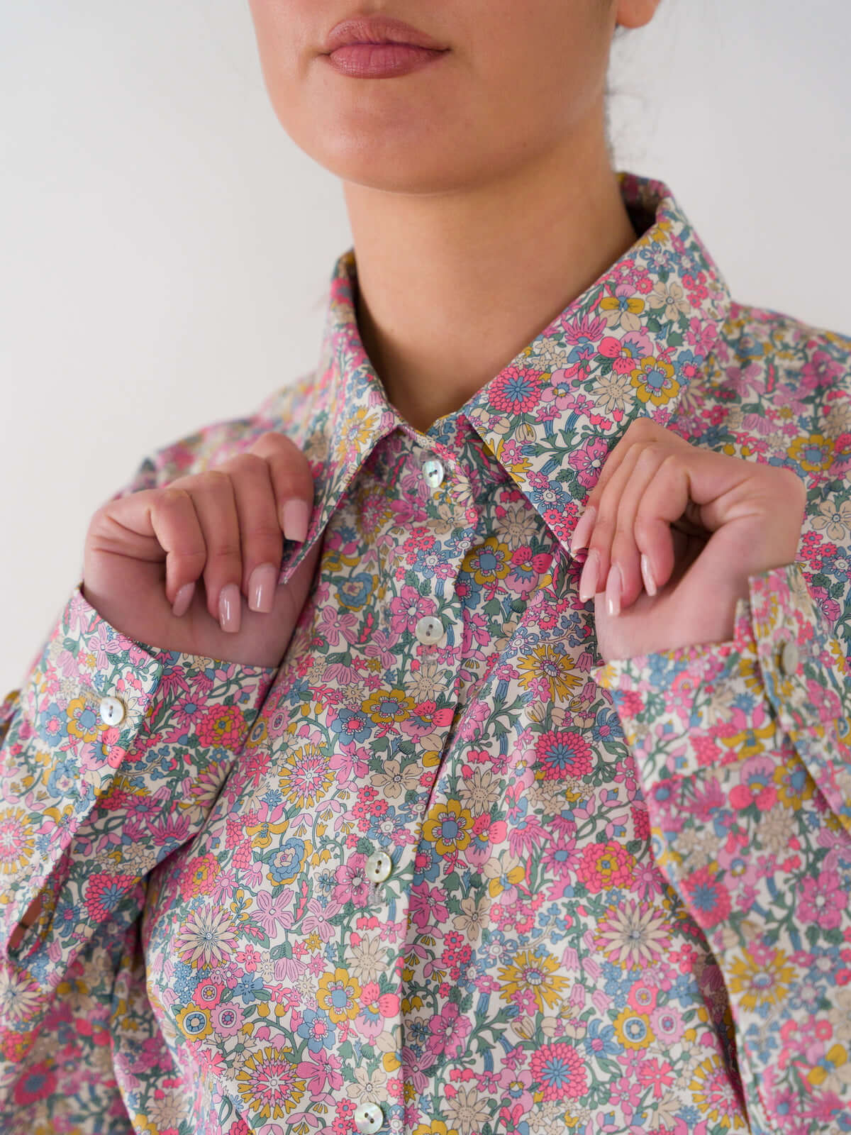 Camicia in Cotone Liberty — fiori rosa | Floralia