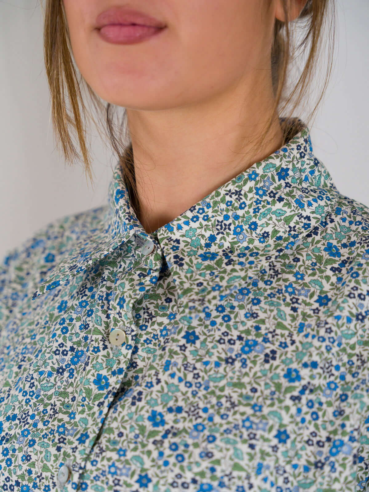 Camicia in Cotone Liberty — fiori blu | Floralia