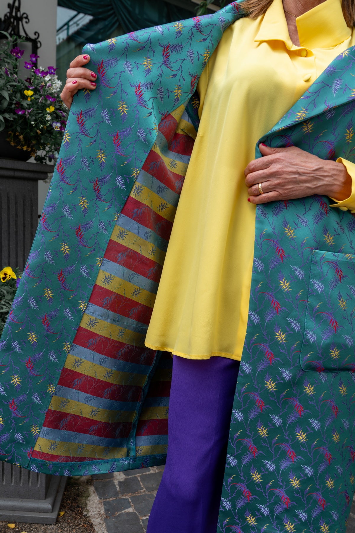 Gilet lungo donna seta elegante indossato, mostra la vivace fodera colorata e il tessuto raffinato, collezione primavera-estate.