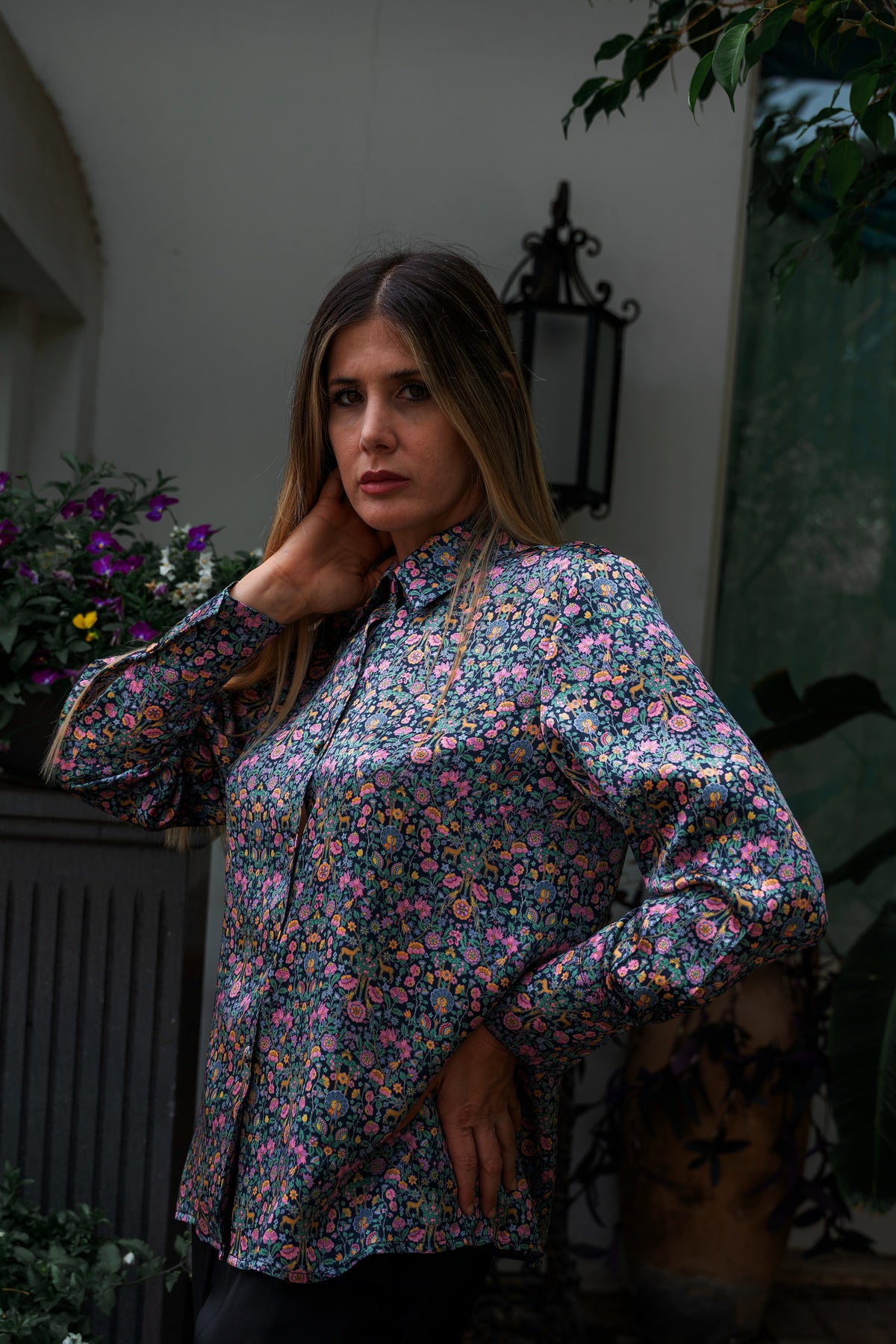 Camicia Elisabeth in raso di seta liberty eleganza, stile sofisticato con design floreale, perfetta per eventi serali.