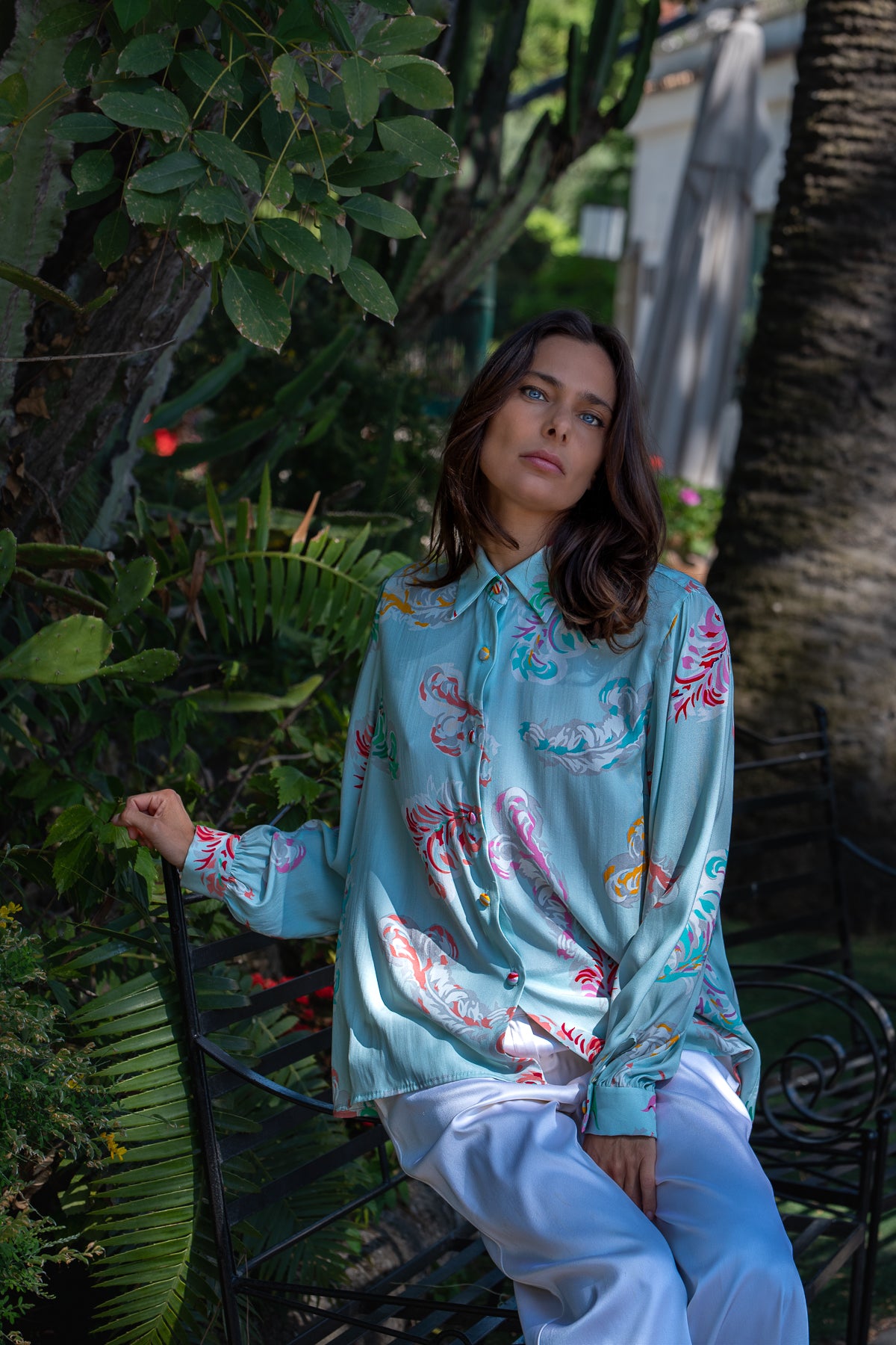 Camicia Elisabeth: Eleganza senza tempo in seta Piume Colorate