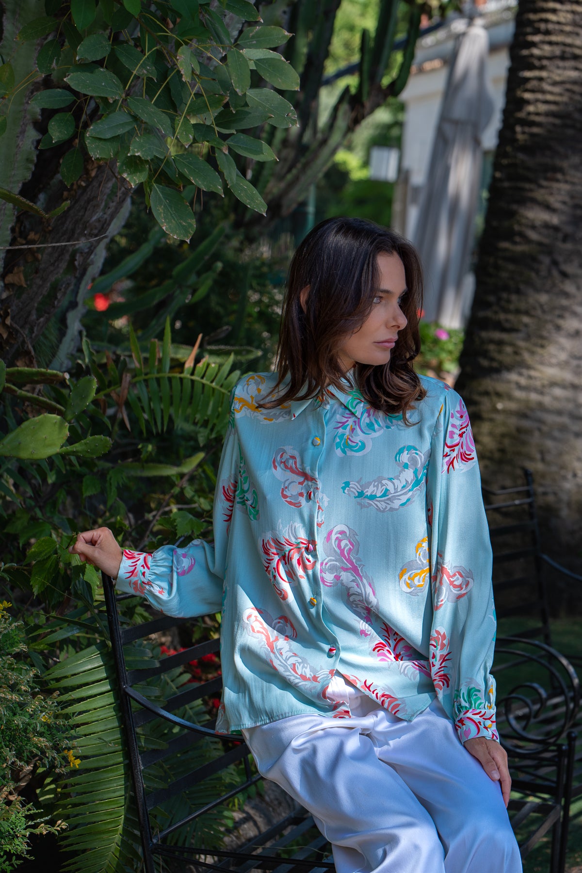 Camicia Elisabeth: Eleganza senza tempo in seta Piume Colorate