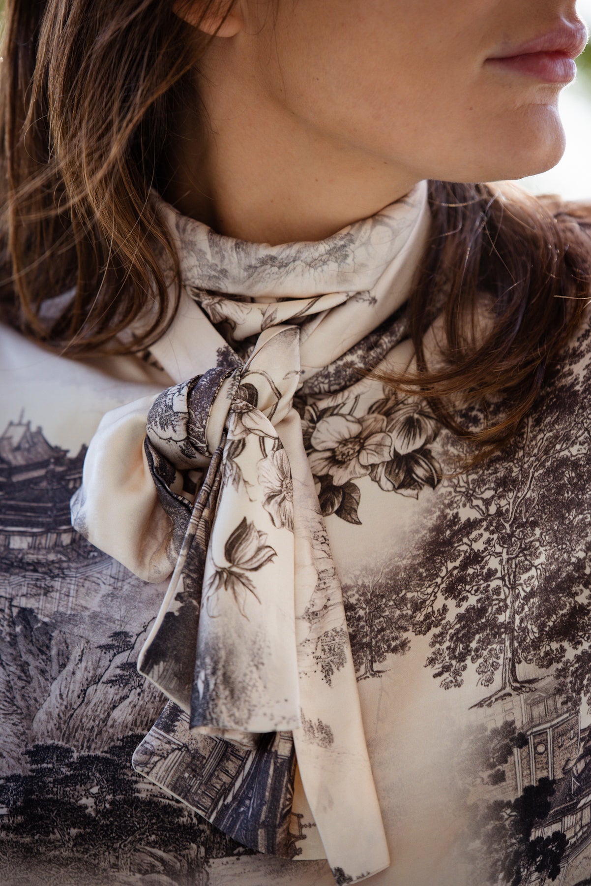 Blusa oriente con foulard Crema