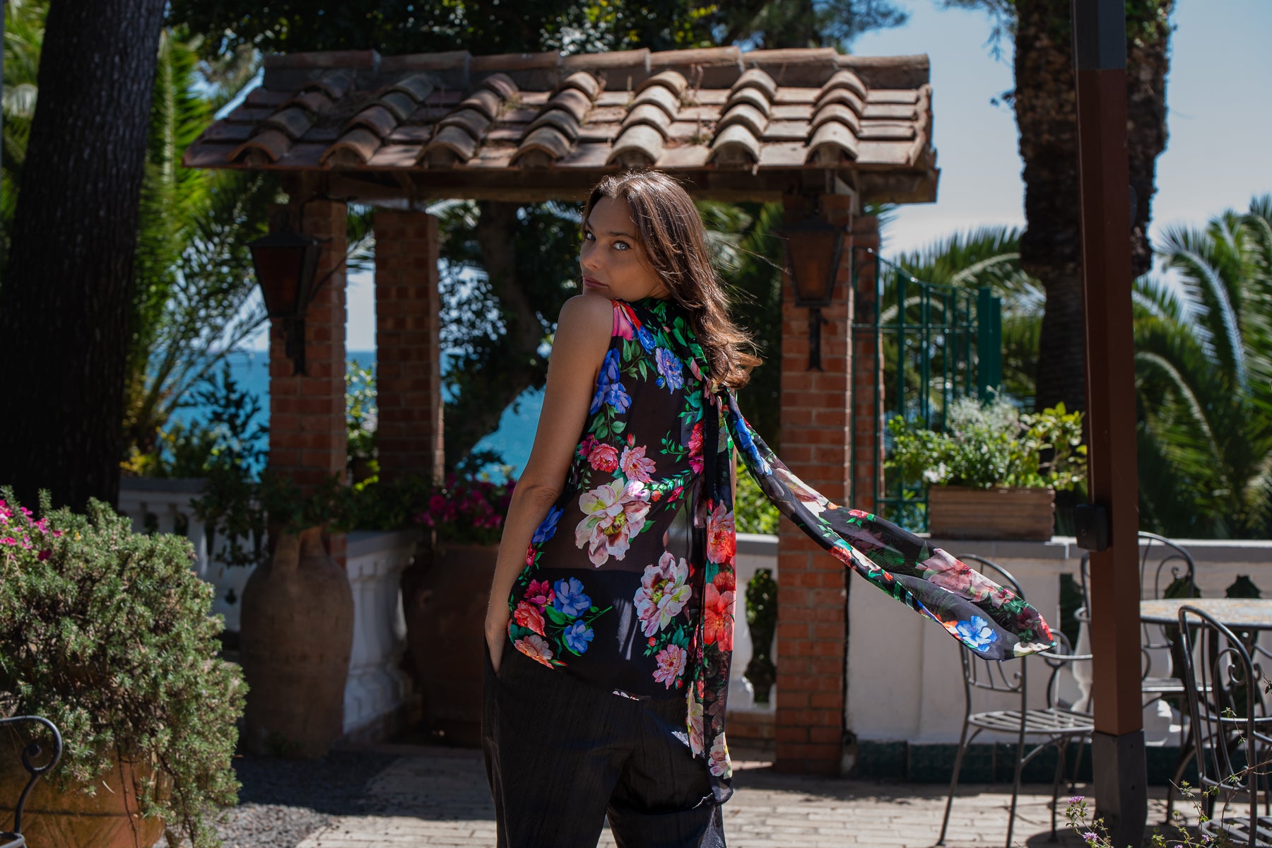 Top Letizia Giardini di Ninfa con base nera in chiffon