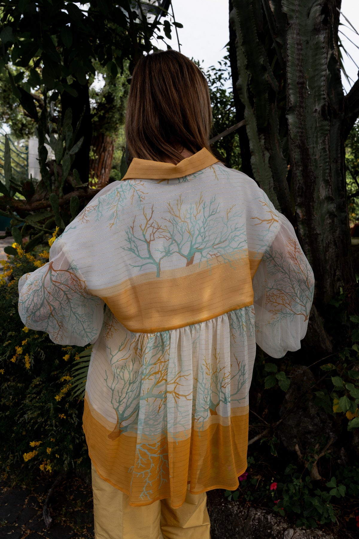 Camicia Ale in chiffon di seta eleganza, design con motivi floreali e tonalità estive, stile all'avanguardia e raffinato.