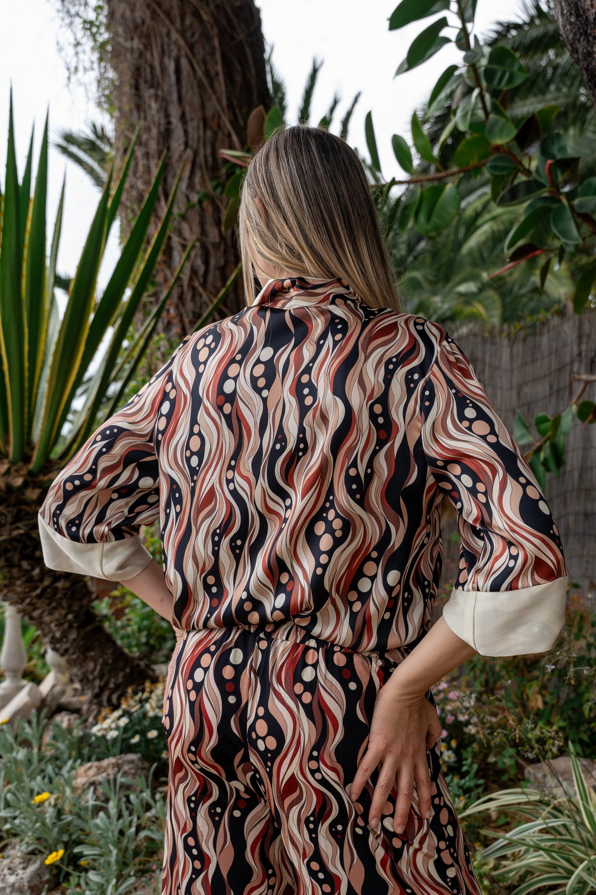 Blusa Raffaella mille bolle in seta, elegante e comoda, perfetta per l'estate, con design unico e vestibilità chic.