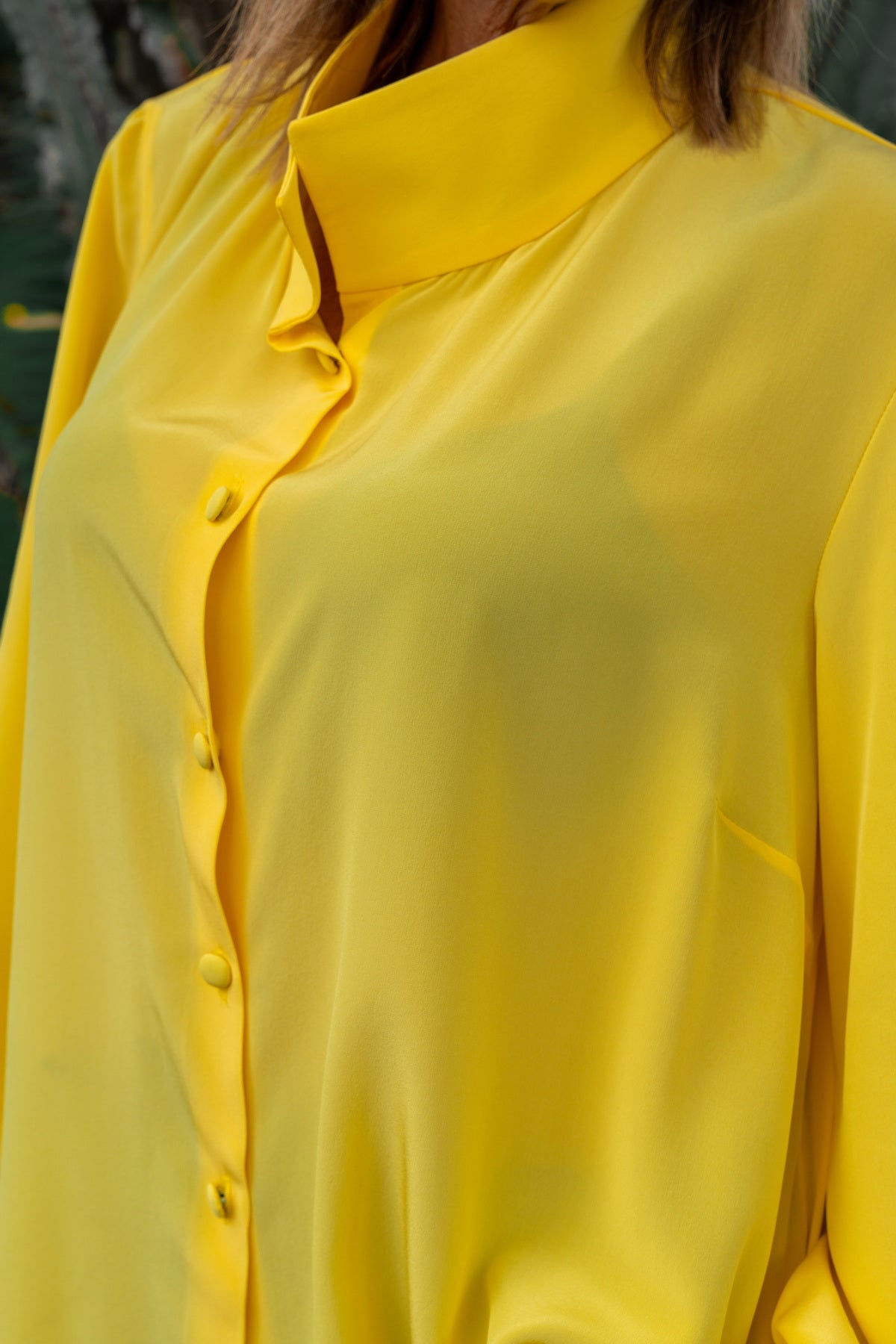 Camicia lunga seta crepe de chine gialla con collo coreano e dettagli sartoriali, estivo e raffinato.
