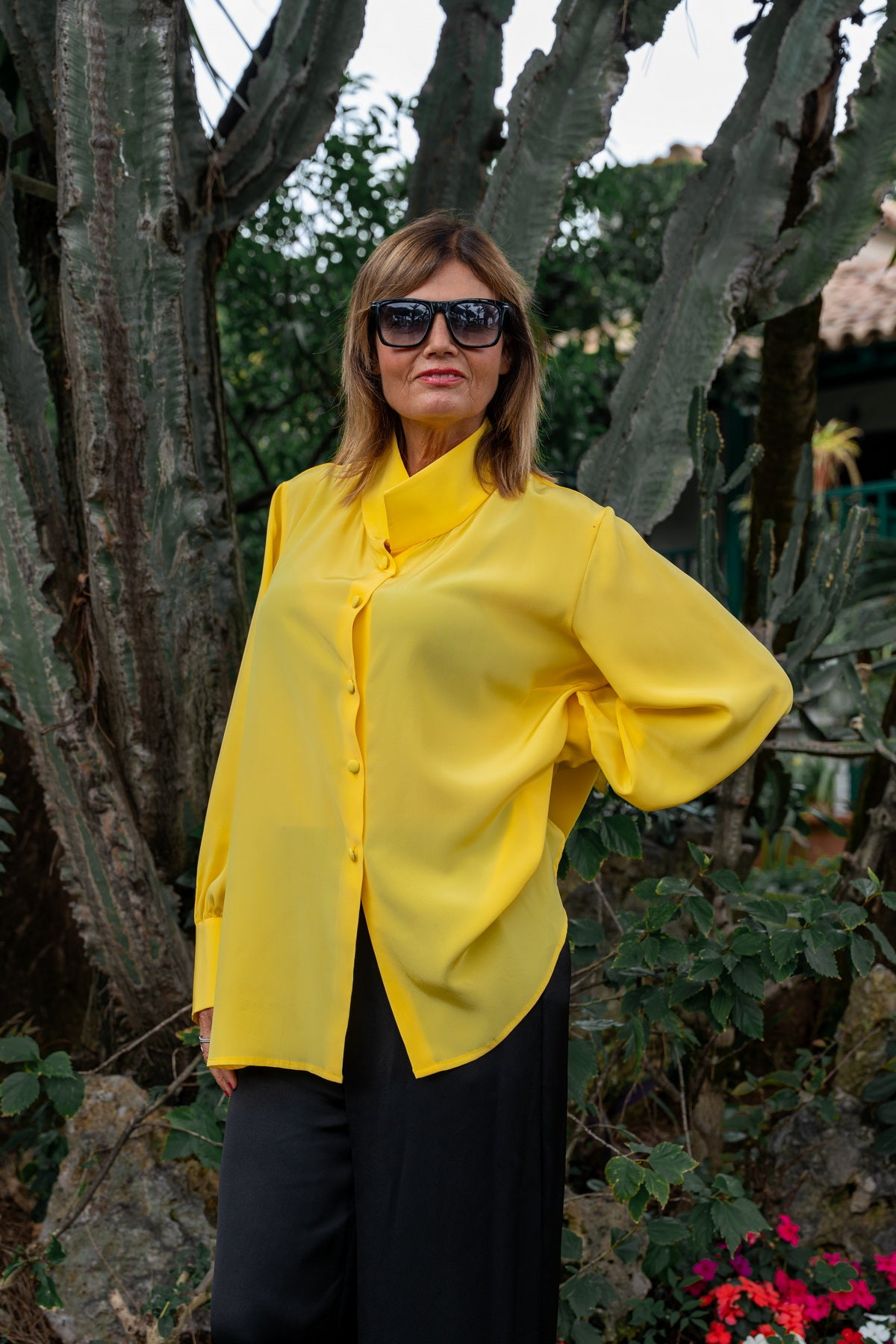 Camicia lunga seta crepe de chine gialla indossata in un ambiente naturale, eleganza e comfort.