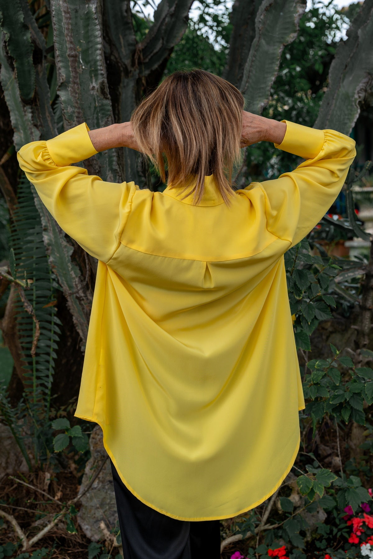 Camicia lunga seta crepe de chine gialla con dettagli sartoriali, perfetta per ogni occasione estiva.