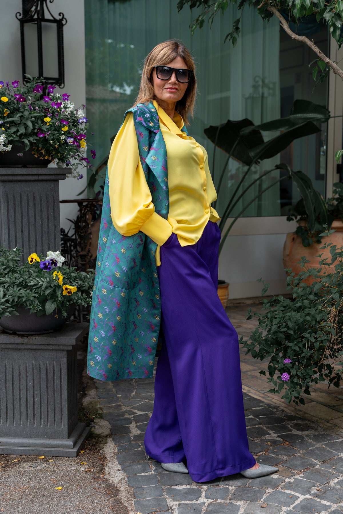 Pantaloni Marlene in viscosa viola indossati con camicia gialla, look elegante e moderno, estate26 made in italy lusso accessibile