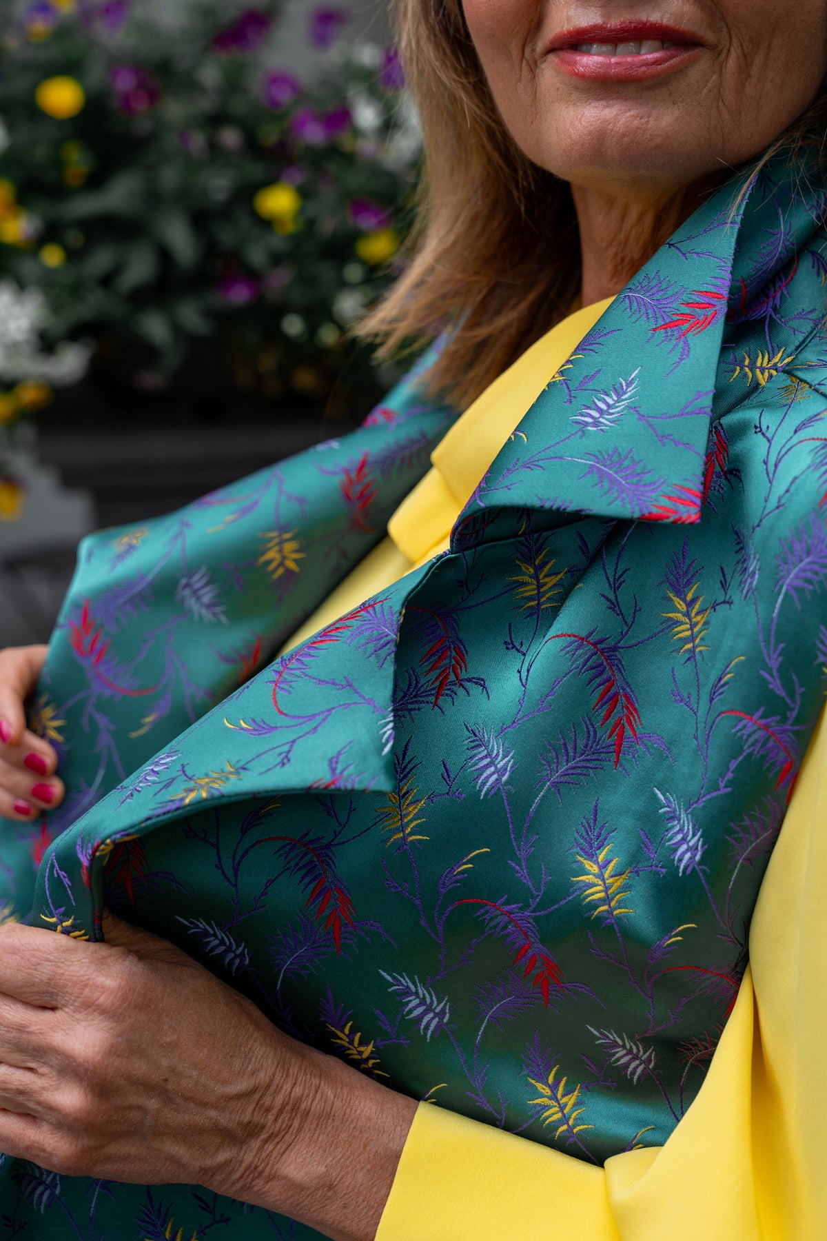 Gilet lungo donna seta elegante con stampa botanica, un accessorio raffinato per la stagione estiva.