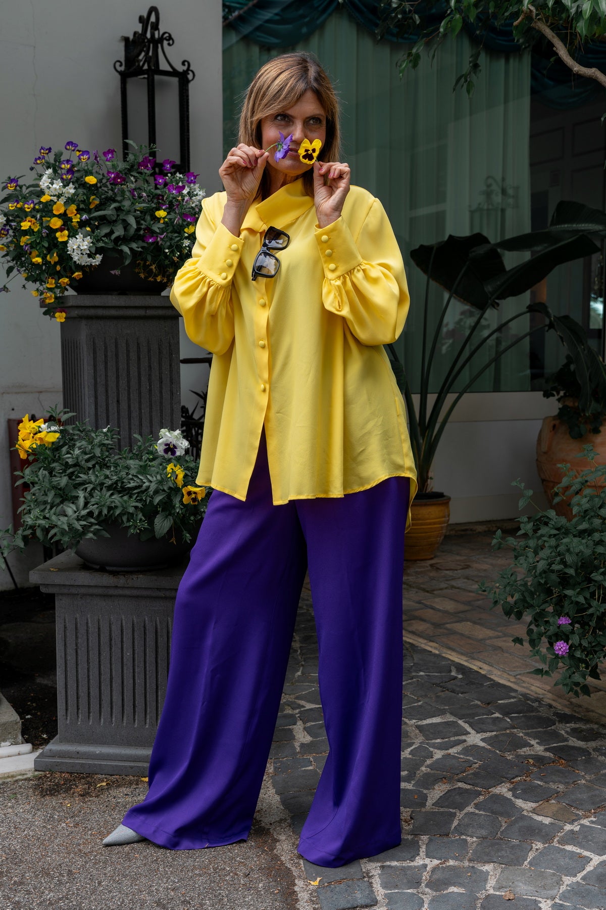 Pantaloni Marlene in viscosa, abbinati a una camicia gialla, ideali per un look elegante e sofisticato.