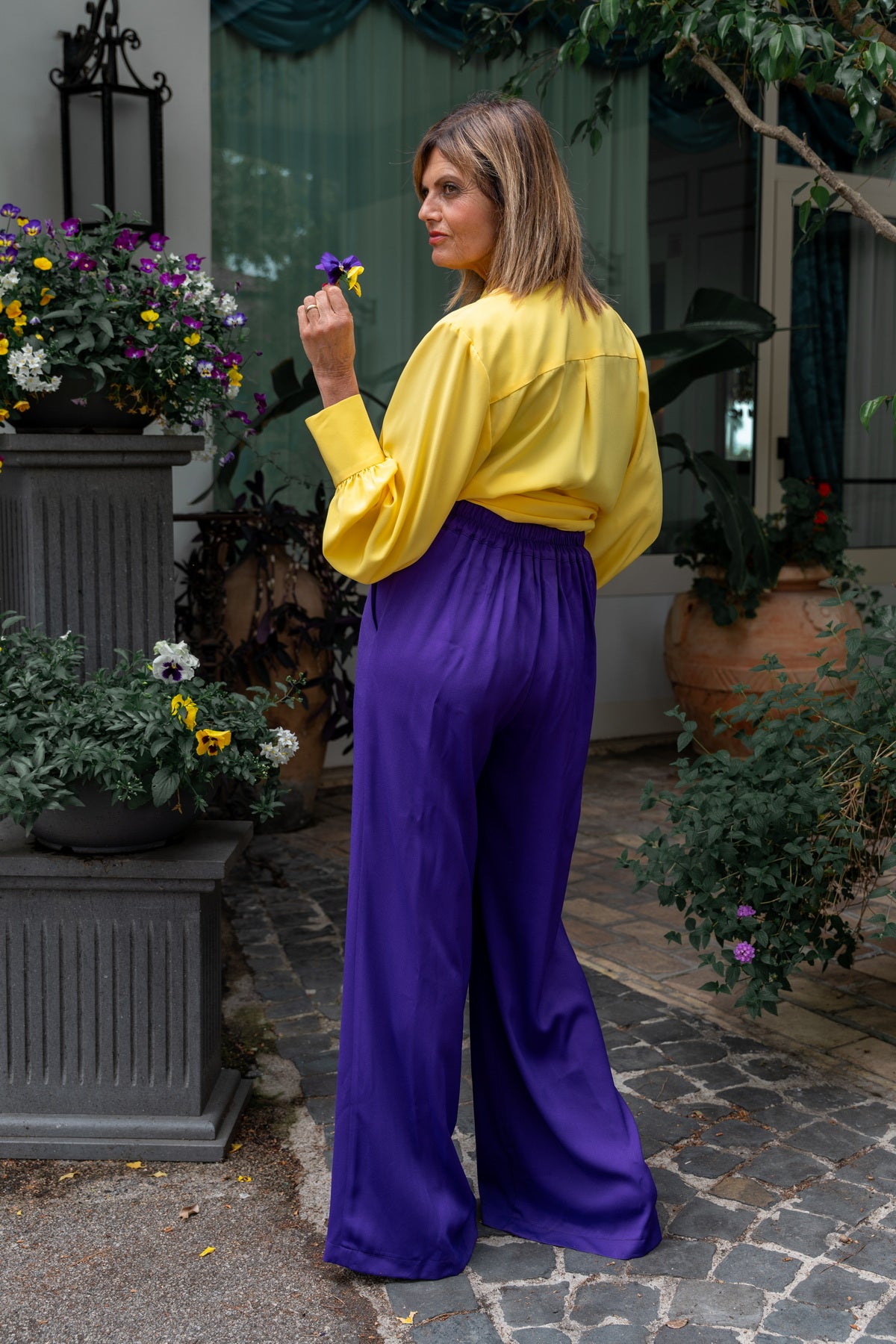 Pantalone Marlene in viscosa viola abbinato a camicia gialla, moda elegante e sofisticata, estate26.