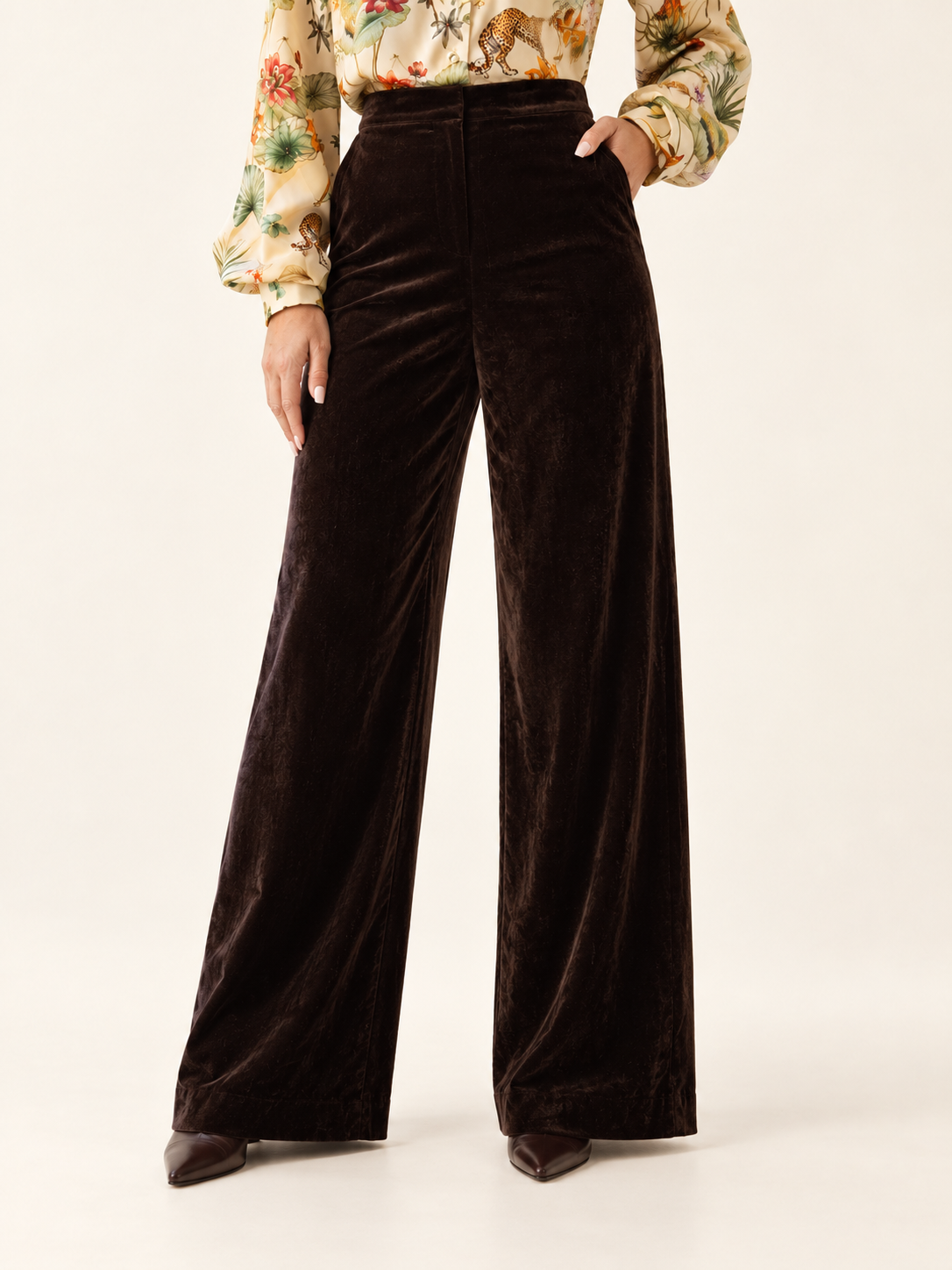 Pantalone Ottavia in velluto marrone palazzo, elegante e fluido, perfetto per ogni occasione.
