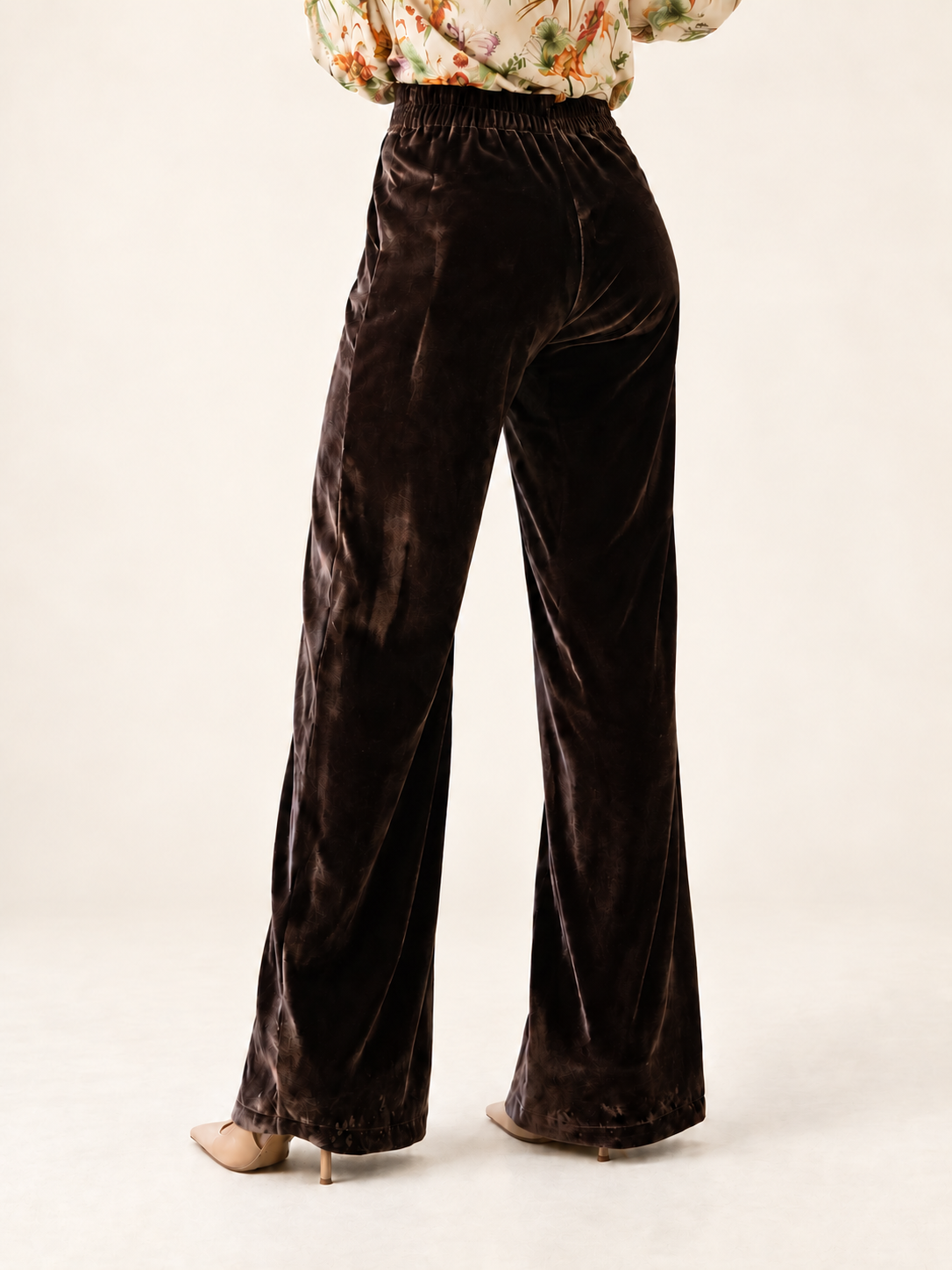 Pantalone Ottavia in velluto marrone palazzo, con vita elasticizzata e tasche laterali, elegante e versatile.