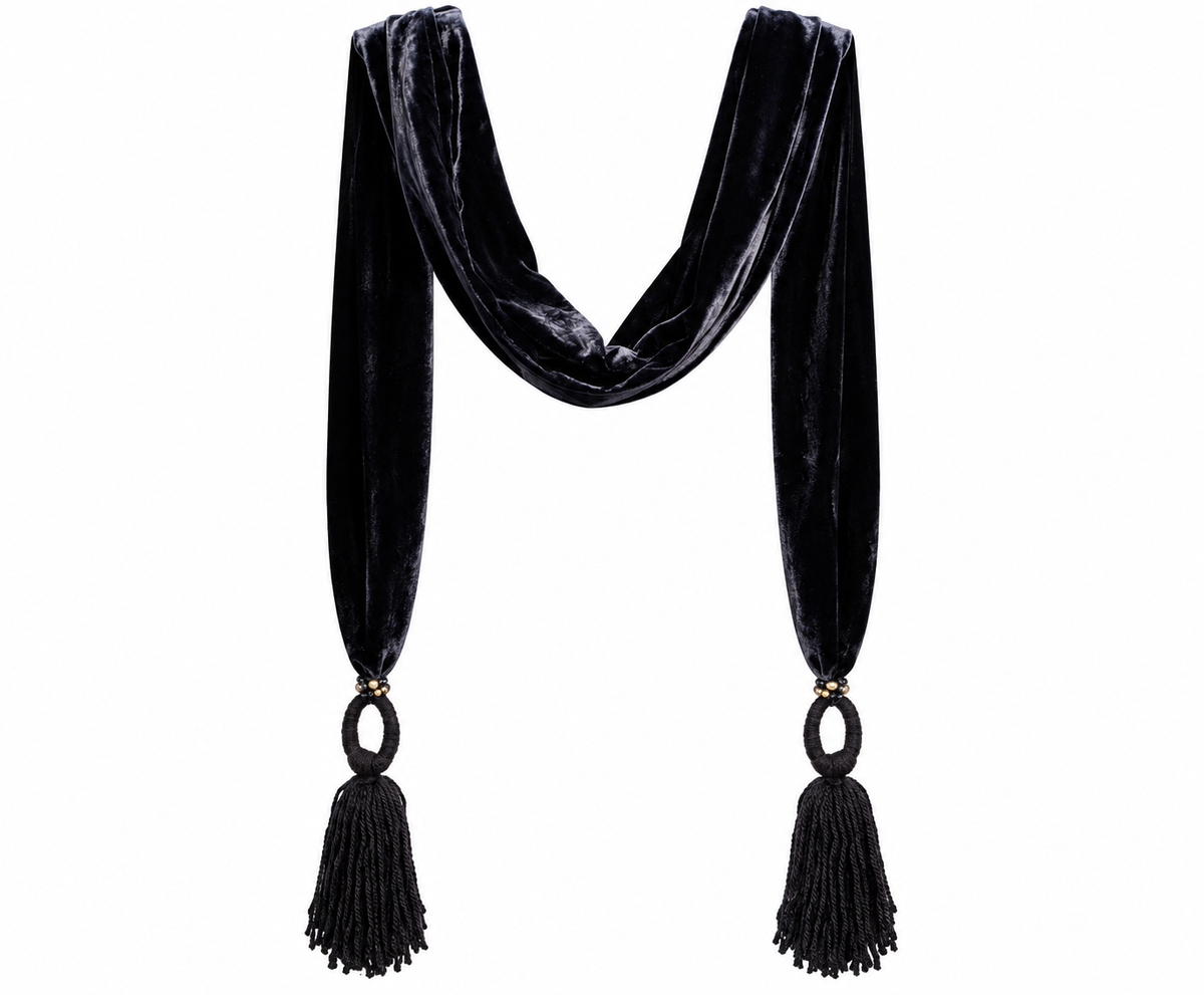 sciarpa in velluto di seta blu con nappine gioiello, eleganza e artigianalità in un accessorio sofisticato.