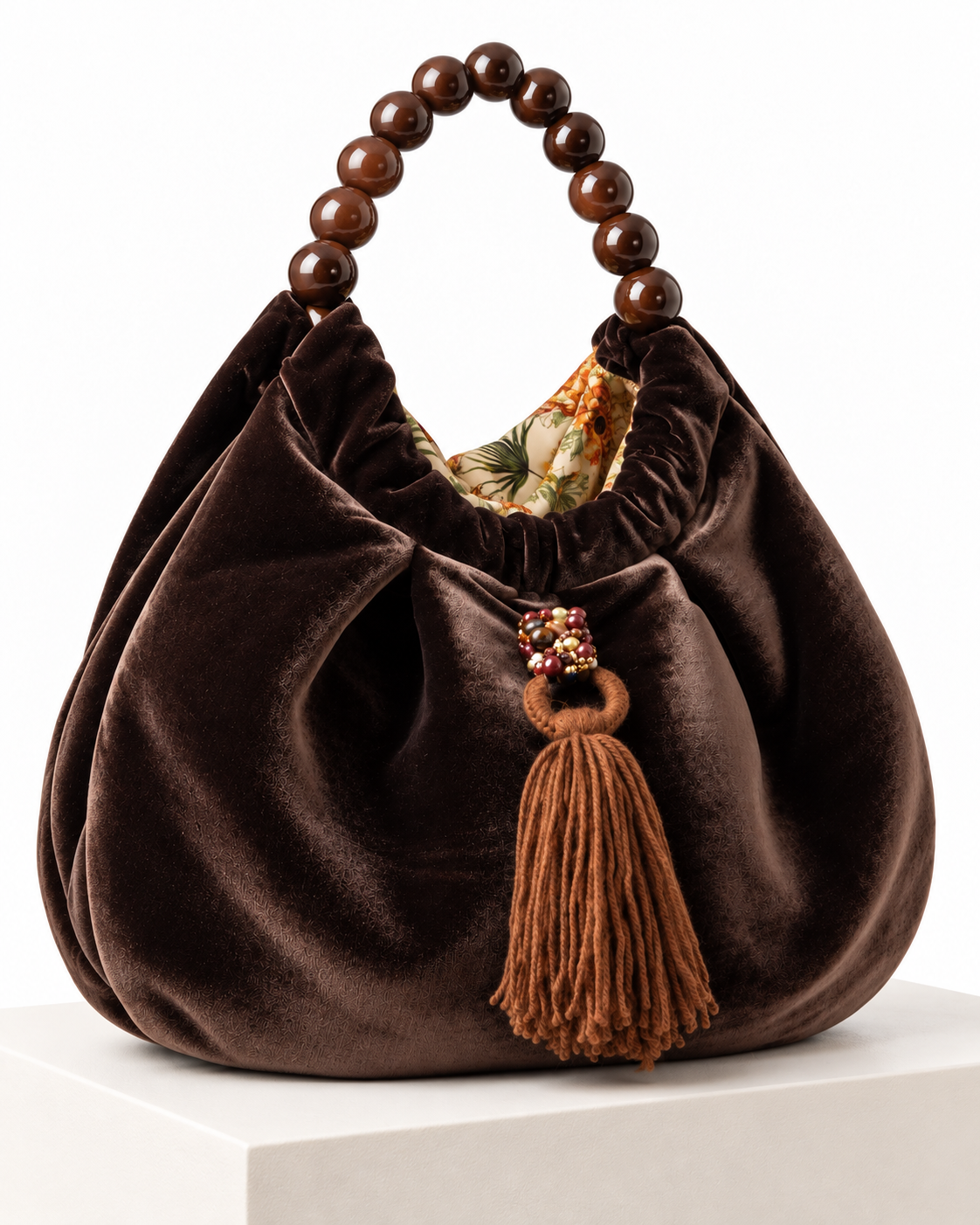 Borsa Navona in velluto e seta, morbidissima, con manici gioiello e nappina in lana coordinata.