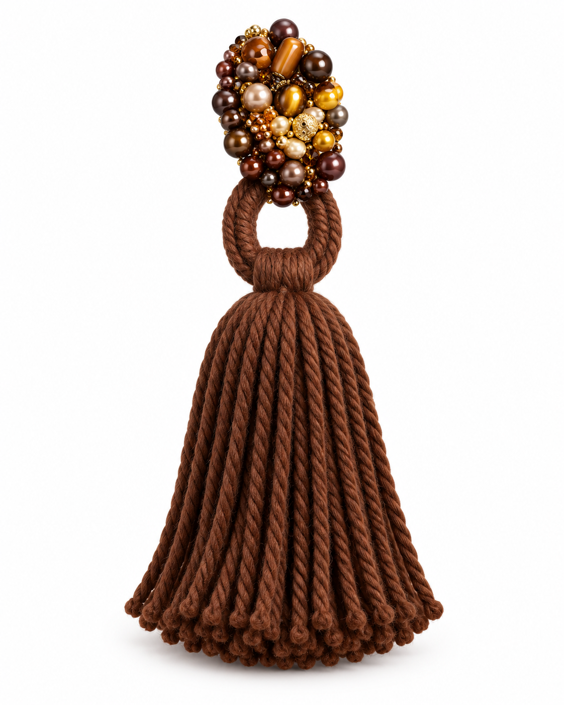 spilla gioiello nappina lana marrone con dettagli di perle e design elegante.