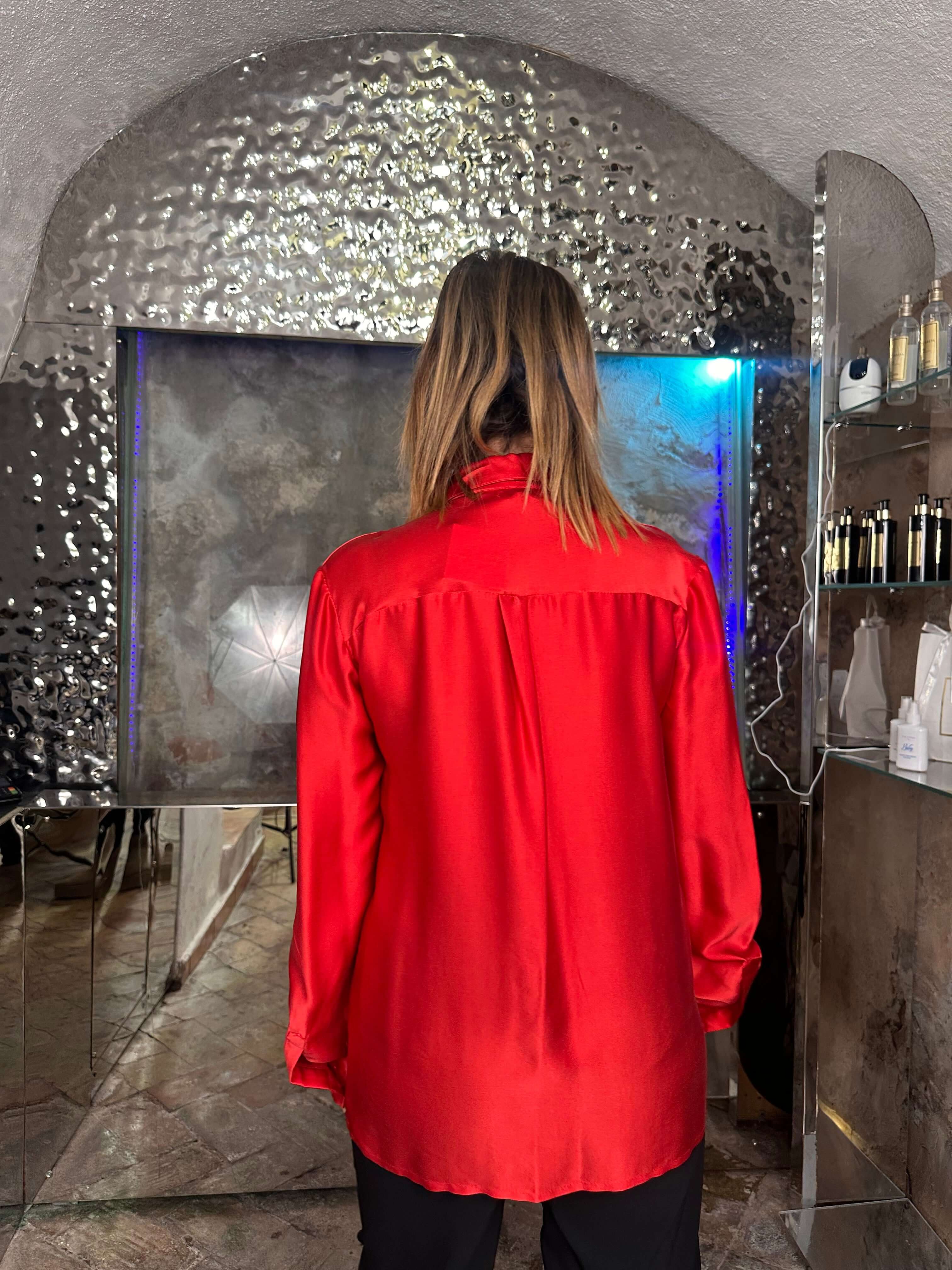 Camicia Elisabeth: Eleganza Senza Tempo in tinta unita in raso di seta