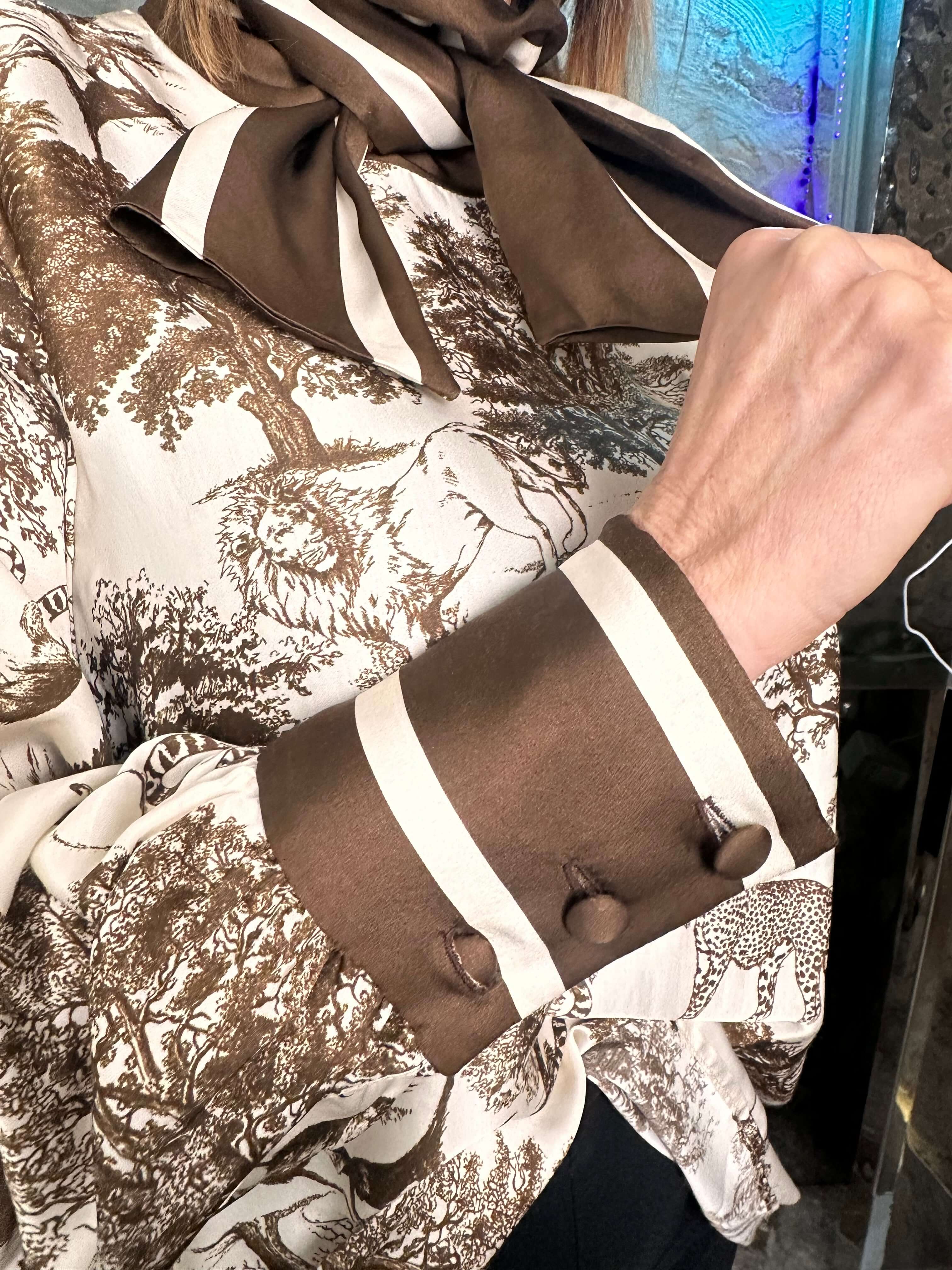 Blusa in seta con Foulard