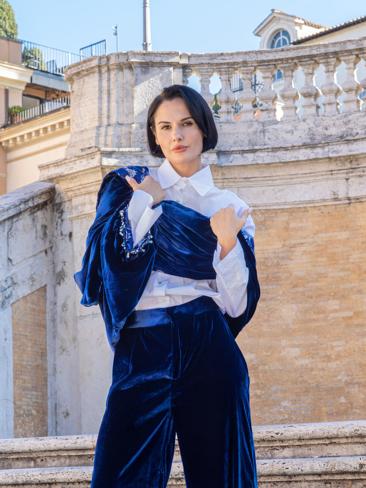 Mantella Monospalla Eterna in velluto seta Liberty indossata da una donna elegante in blu.