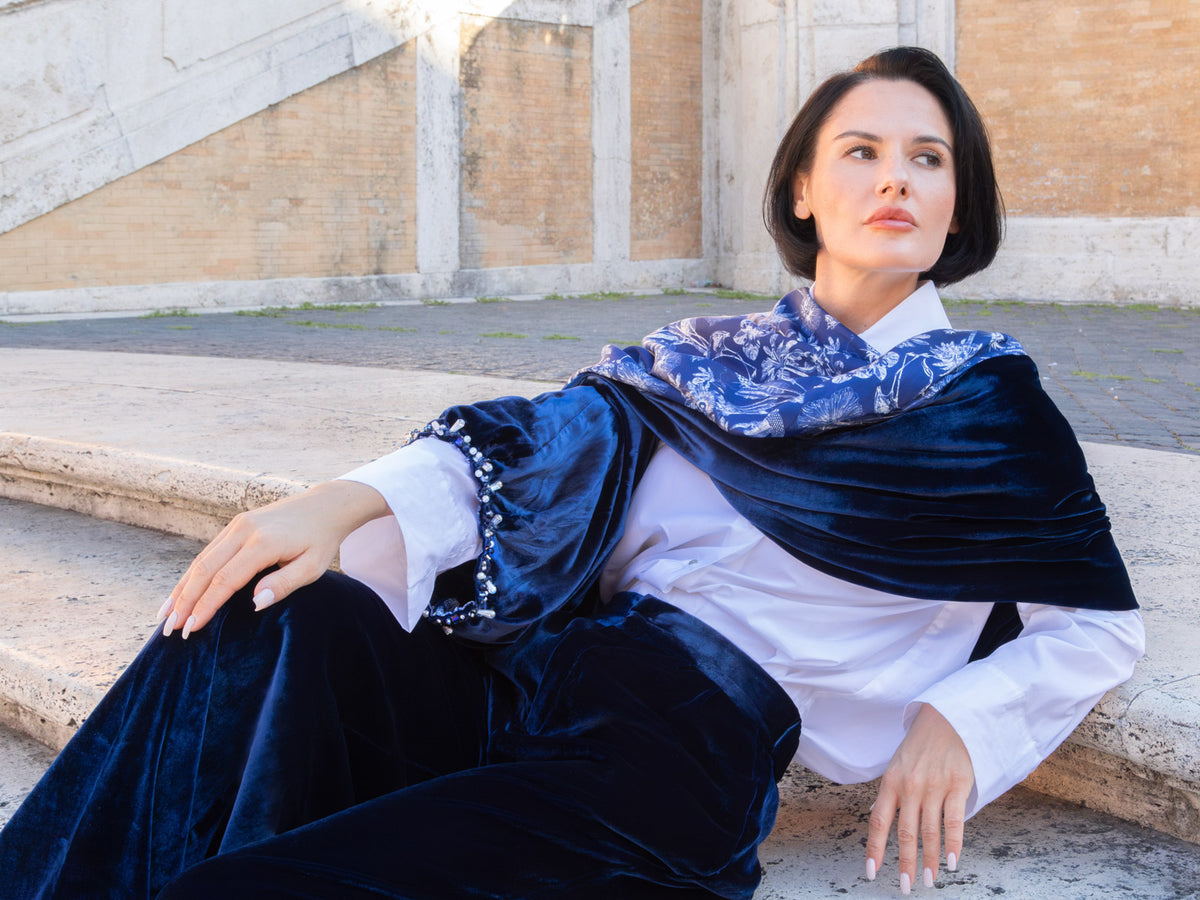 Mantella monospalla velluto seta Liberty indossata da donna elegante in un contesto urbano.