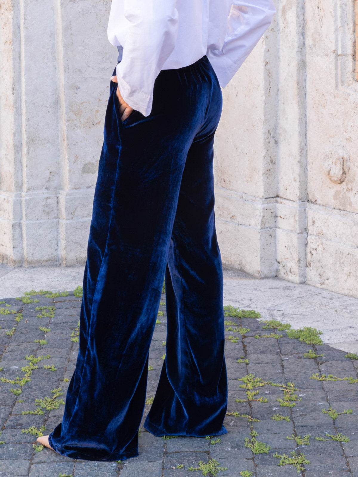 Pantalone Ottavia in velluto marrone palazzo con vita elasticizzata e tasche laterali, elegante e versatile.