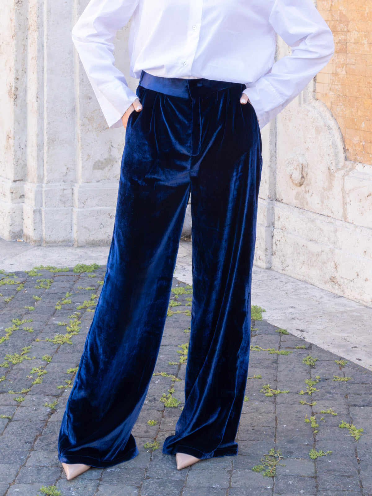 Pantalone Ottavia in velluto marrone palazzo, elegante e morbido, con vita elasticizzata e pratiche tasche laterali.
