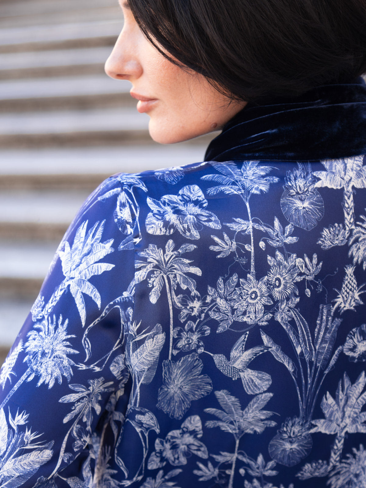 Camicia viscosa Liberty con stampa floreale blu e avorio, leggera sulla pelle, per un look elegante e versatile.
