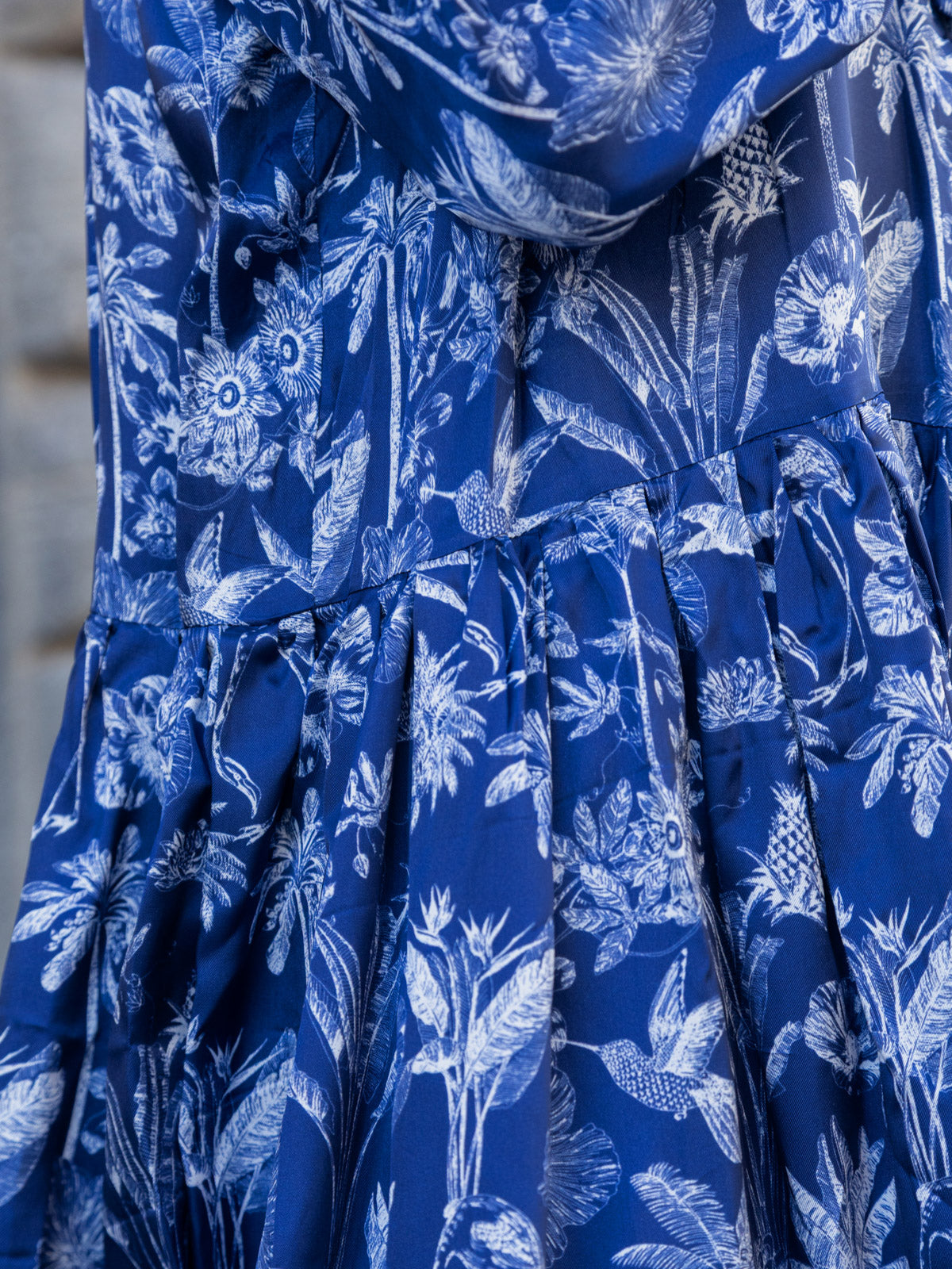 Dettaglio dell'Abito Sofia Capitolina in viscosa Liberty con stampa floreale blu e avorio, abito lungo viscosa Liberty.