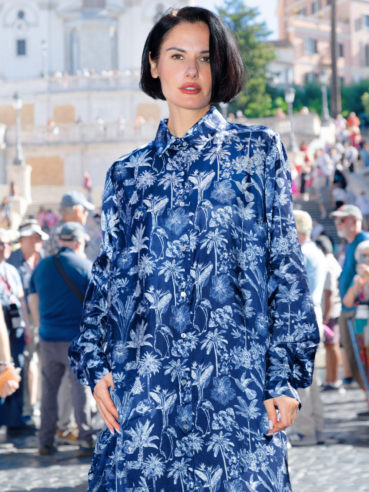 Modella che indossa chemisier lungo viscosa Liberty con stampa floreale blu e avorio.