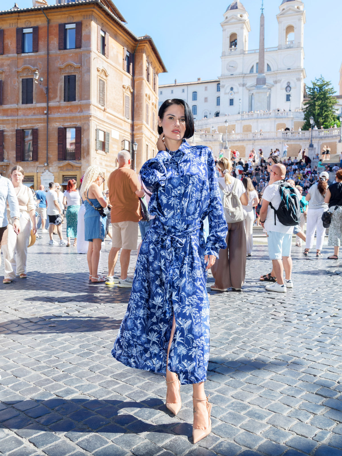 Modella che indossa lo chemisier lungo viscosa Liberty floreale a piazza di Spagna a Roma.