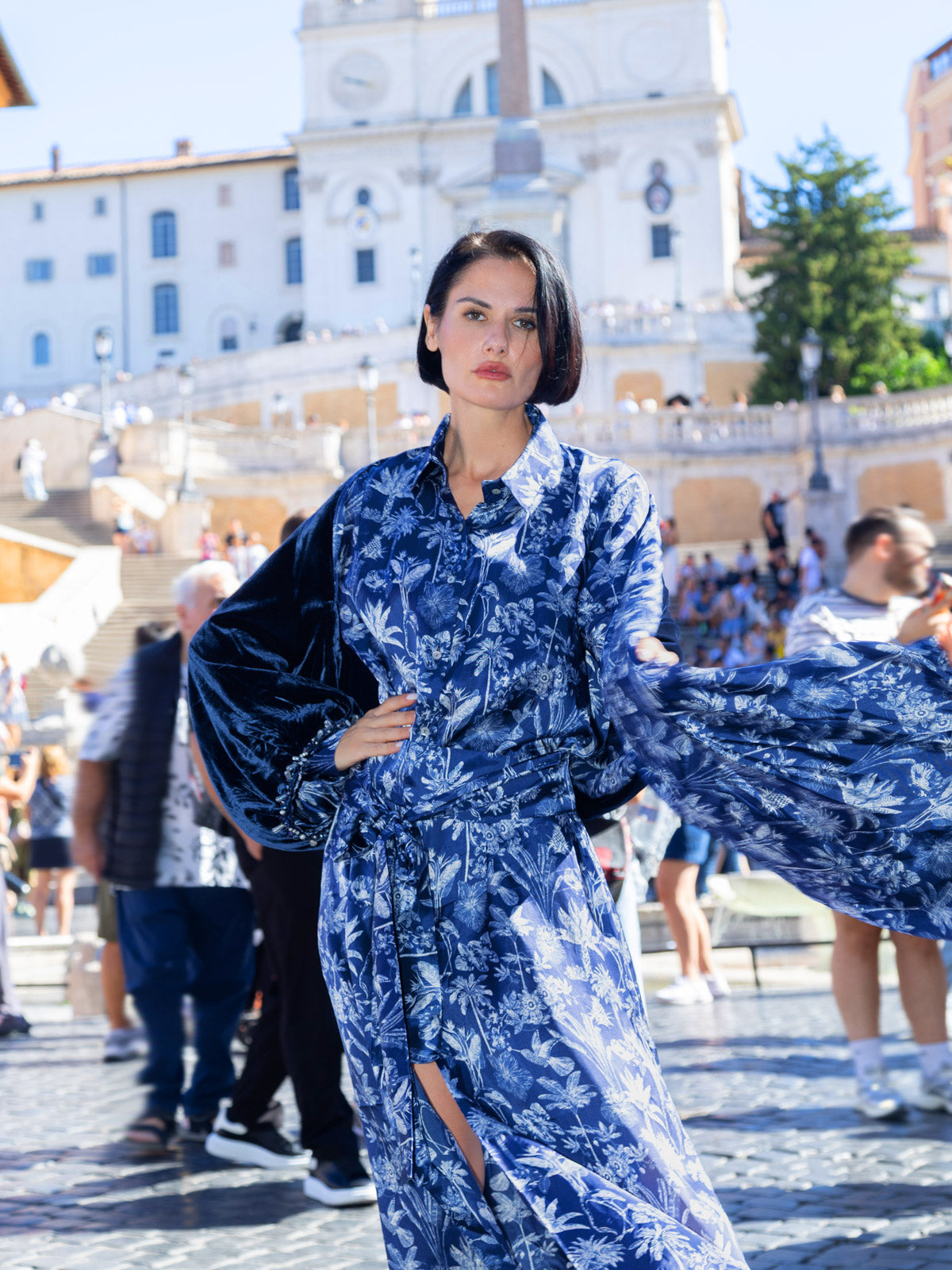 Modella che indossa un chemisier lungo viscosa Liberty con stampa floreale blu e avorio a Piazza di Spagna.