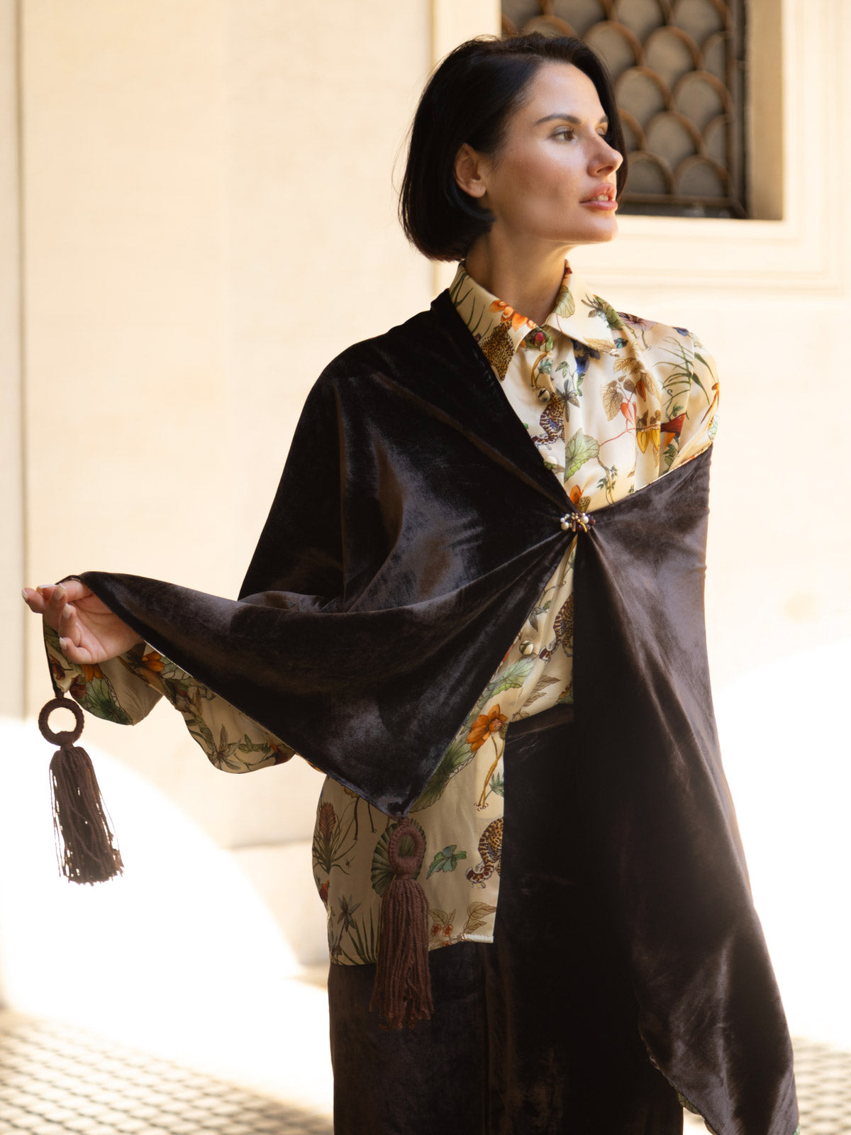 Mantella doppia velluto seta Horti Imperiali indossata da donna con chiusura gioiello e nappine decorative.