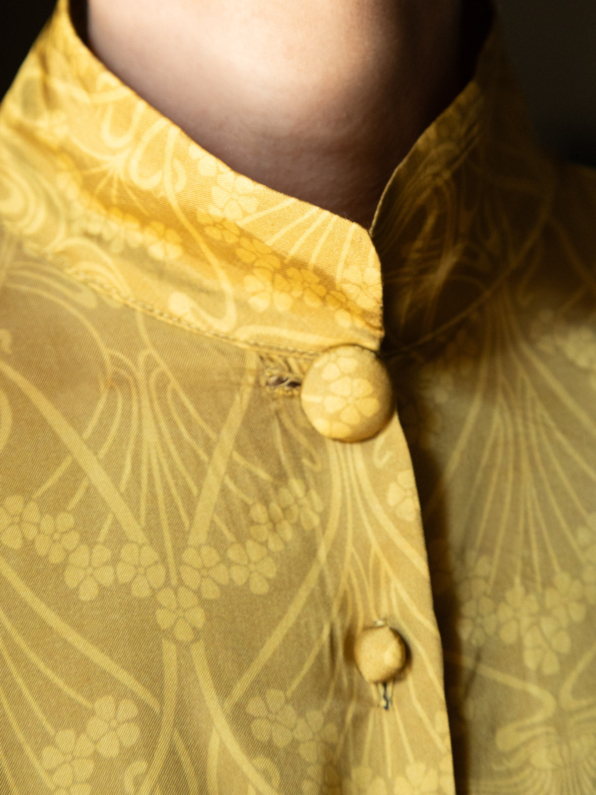 Camicia jacquard oro Domus Aurea con colletto coreano e dettagli floreali in oro champagne.
