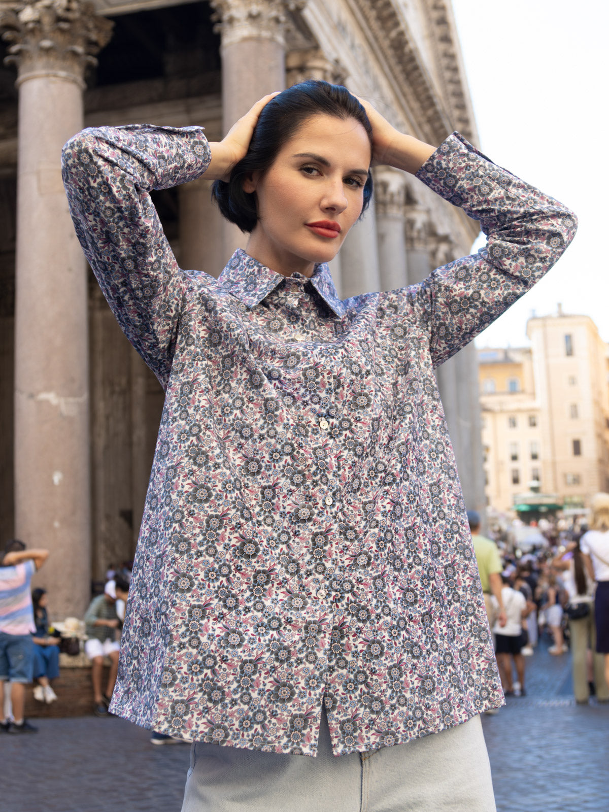 Modella in camicia liberty eleganza sartoriale con motivo floreale in un contesto urbano.