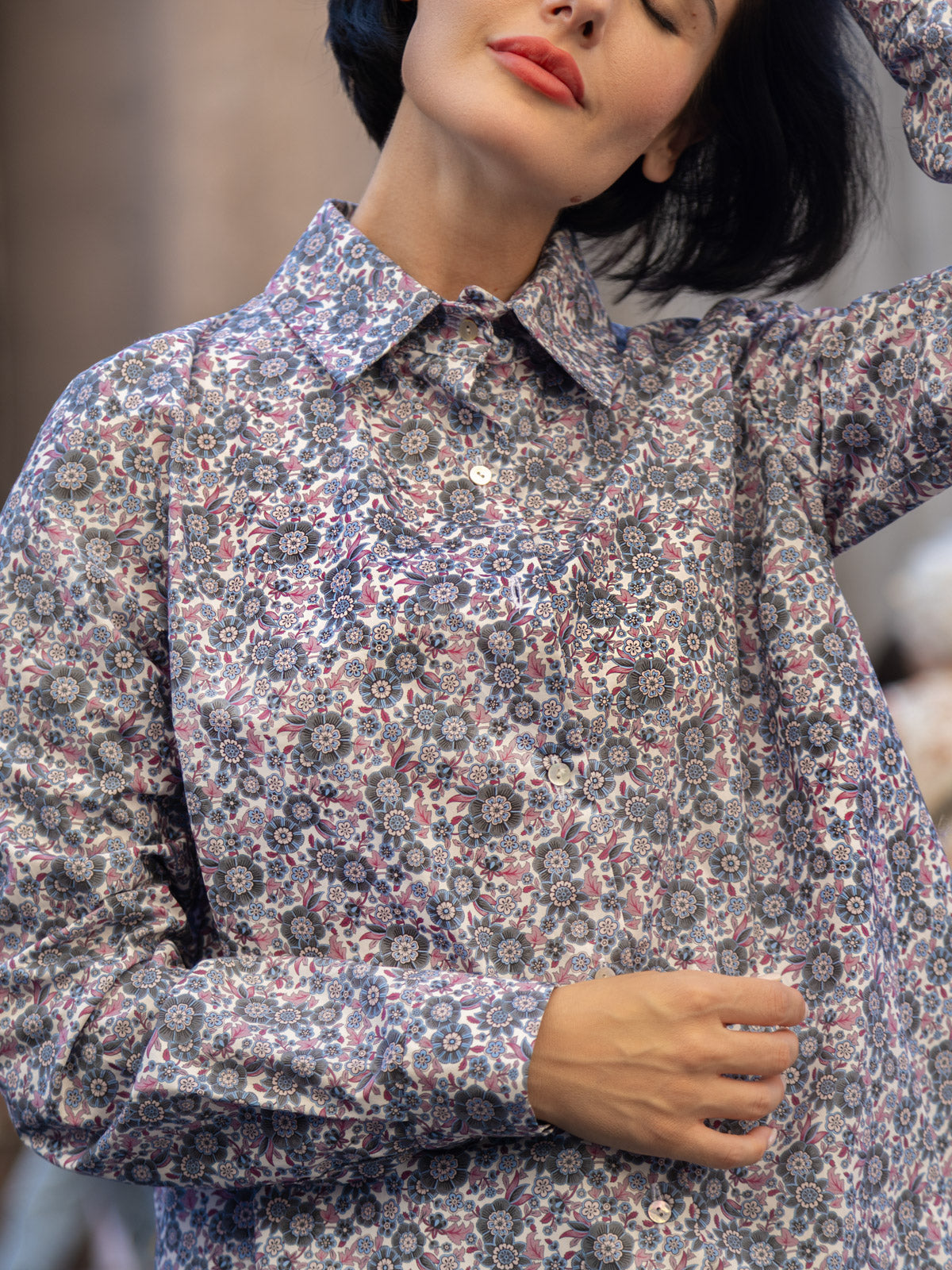 Camicia Liberty Ninfa in cotone, elegante e fluida, con stampa floreale raffinata, simbolo di eleganza sartoriale.