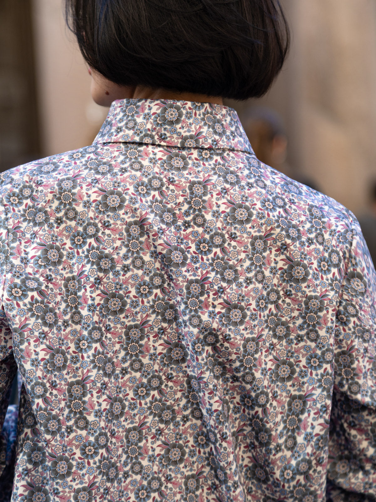 Camicia Liberty Ninfa con stampa floreale, simbolo di eleganza sartoriale.