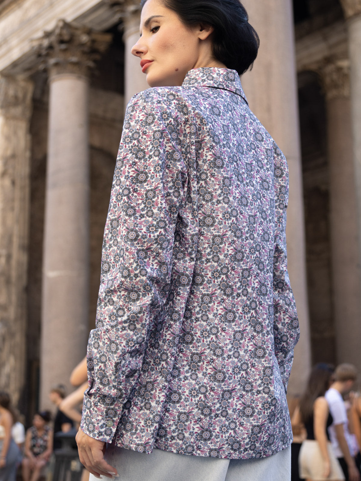 Camicia Liberty elegante con design floreale, perfetta per esprimere camicia liberty eleganza sartoriale.