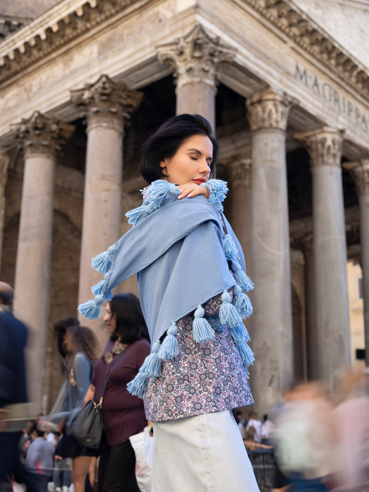 Camicia Liberty - Ninfa in contesto urbano, mostrata con eleganza sartoriale e dettagli raffinati.
