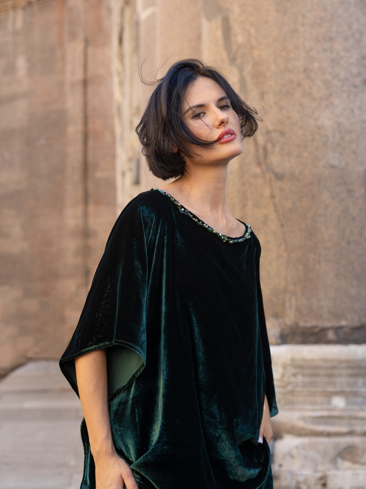 Modella che indossa la Casacca Pantheon in casacca velluto italiano con scollo decorato.