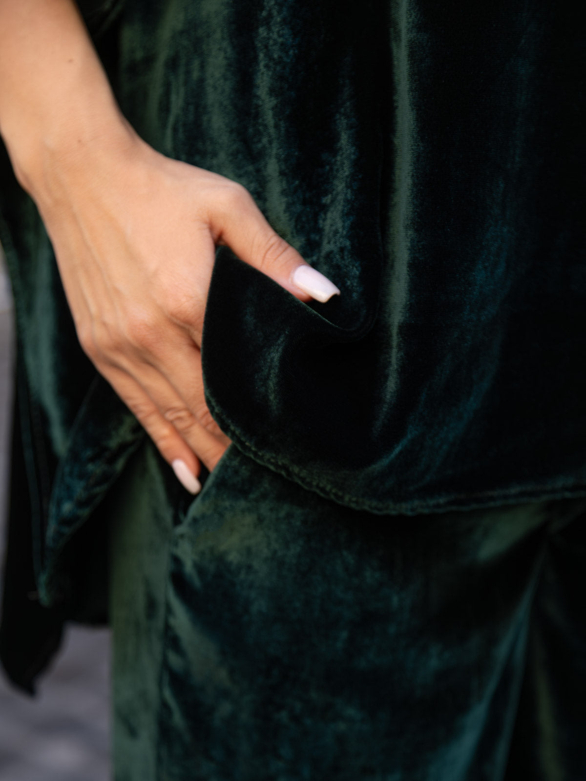 Dettaglio del pantalone Ottavia in velluto verde elegante con vita elasticizzata e tasche laterali.