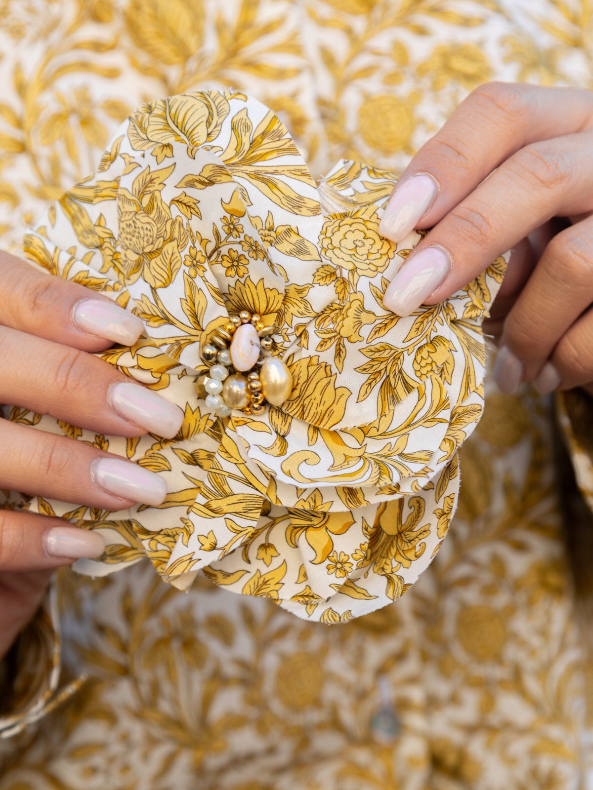 Camicia Liberty in cotone con dettaglio floreale elegante in tonalità oro.