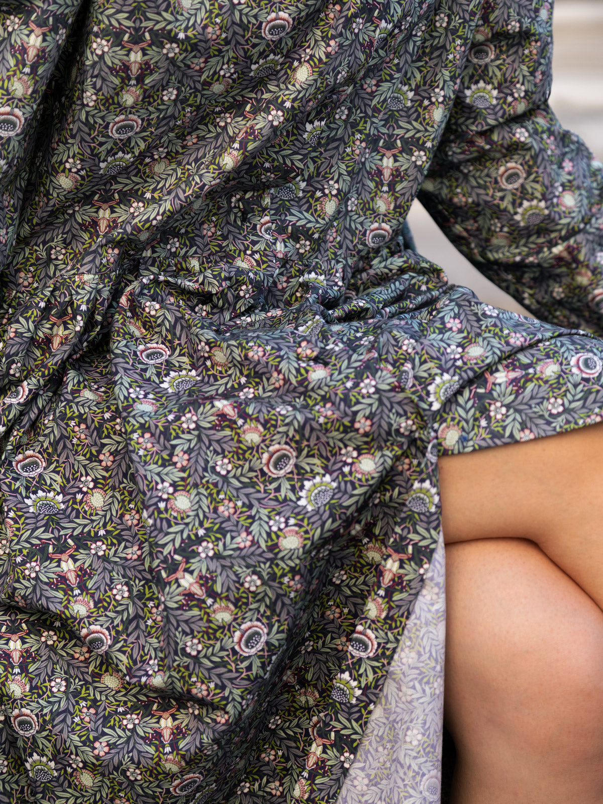 Abito lungo Liberty cotone con tessuto floral Liberty, manica lunga, elegante e raffinato.
