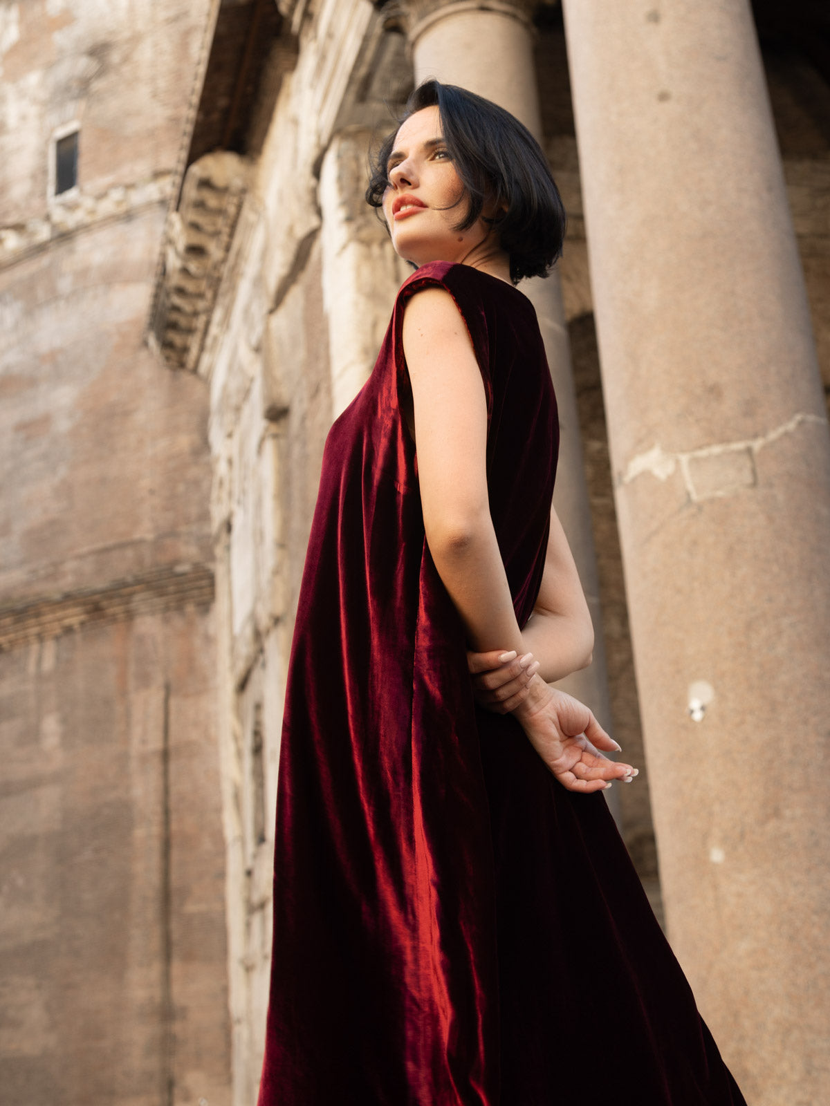 Abito Livia in velluto di seta elegante, modello lungo e fluido in tonalità borgogna.