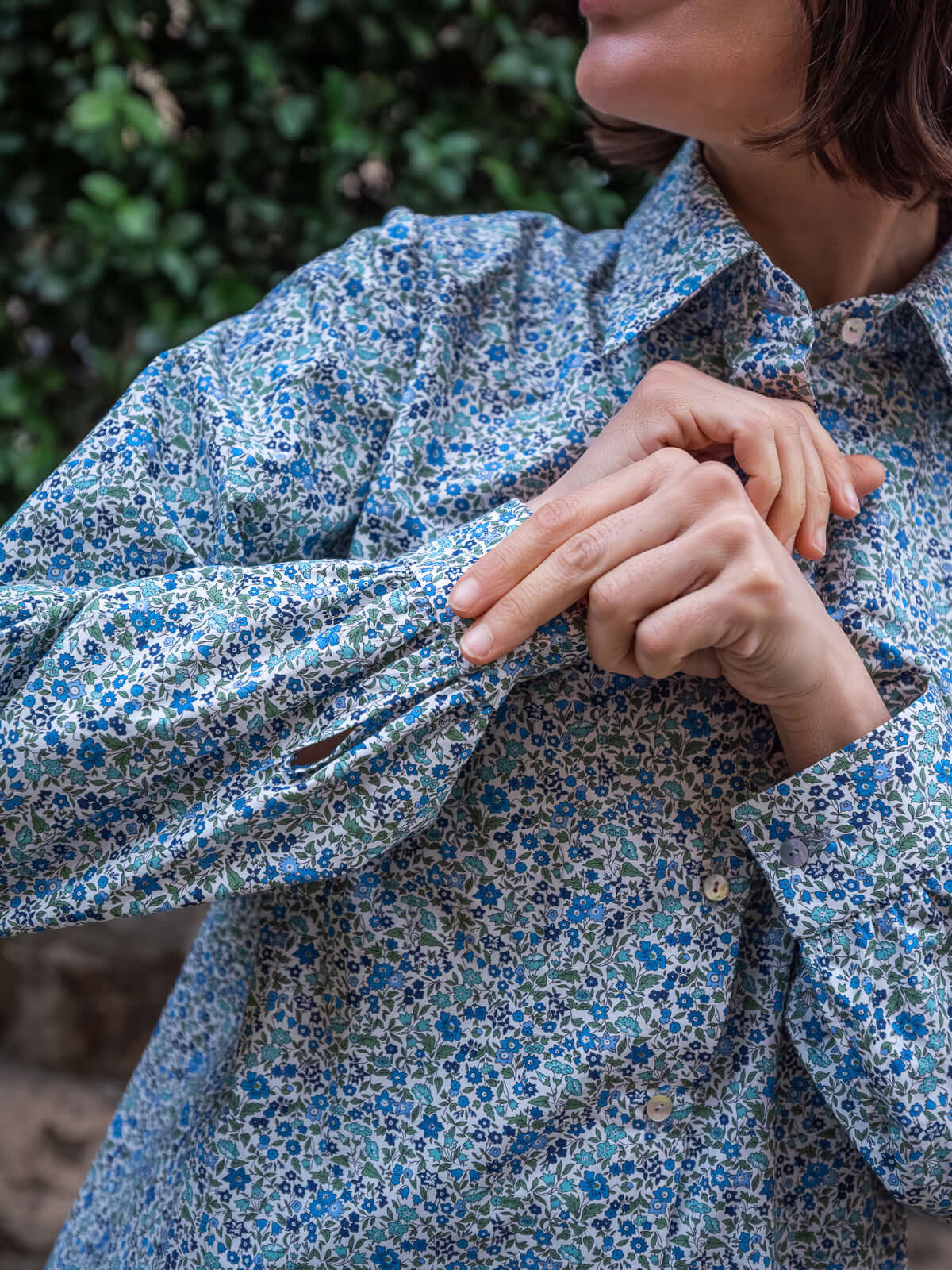 Camicia in Cotone Liberty — fiori blu | Floralia
