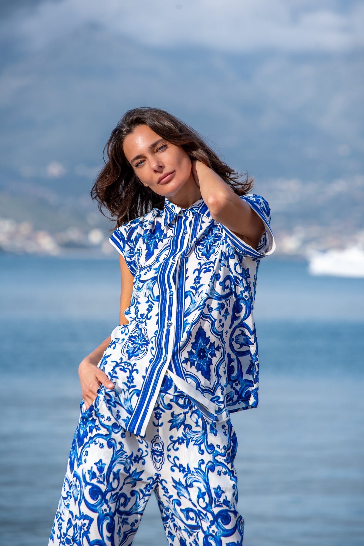 Camicia  Elisabeth maniche corte: Eleganza senza tempo in seta elasticizzata Capri